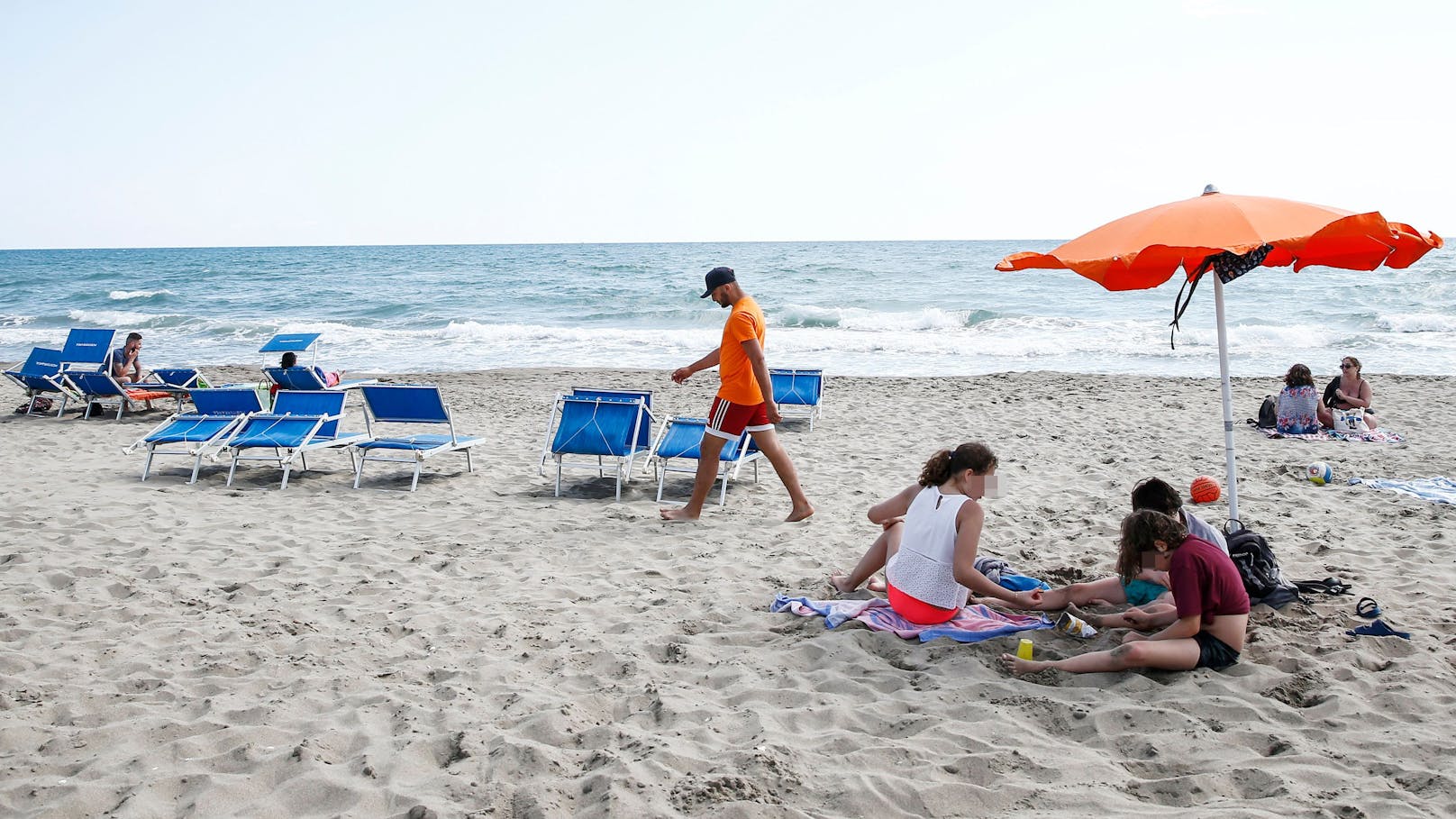 <strong>Capocotta, Italien:</strong>&nbsp;Im kleinen Ort Lido di Ostia, unweit von der Hauptstadt Rom entfernt, liegt der Strand Capocotta. Das malerische Naturschutzgebiet liegt an einem der besterhaltenen Dünenabschnitte des Landes und verspricht Ruhe pur. Von Dünen umgeben, genießen Naturisten hier Freizügigkeit am breiten, naturbelassenen Sandstrand. Der flach abfallende, goldene Sand bietet einen idealen Einstieg ins kühle Nass