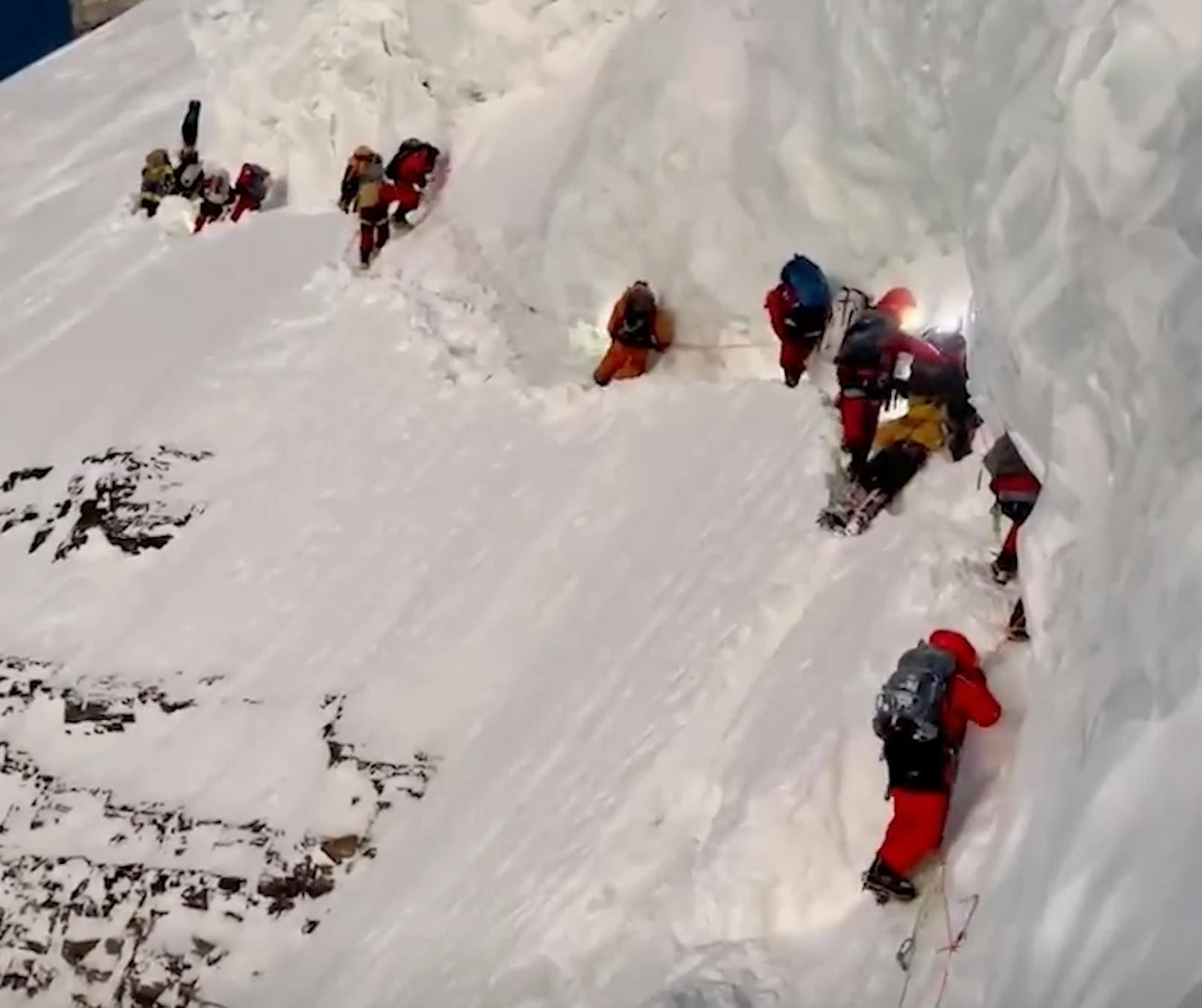 "Elendig verreckt!" Bergsteiger gehen über Sterbenden