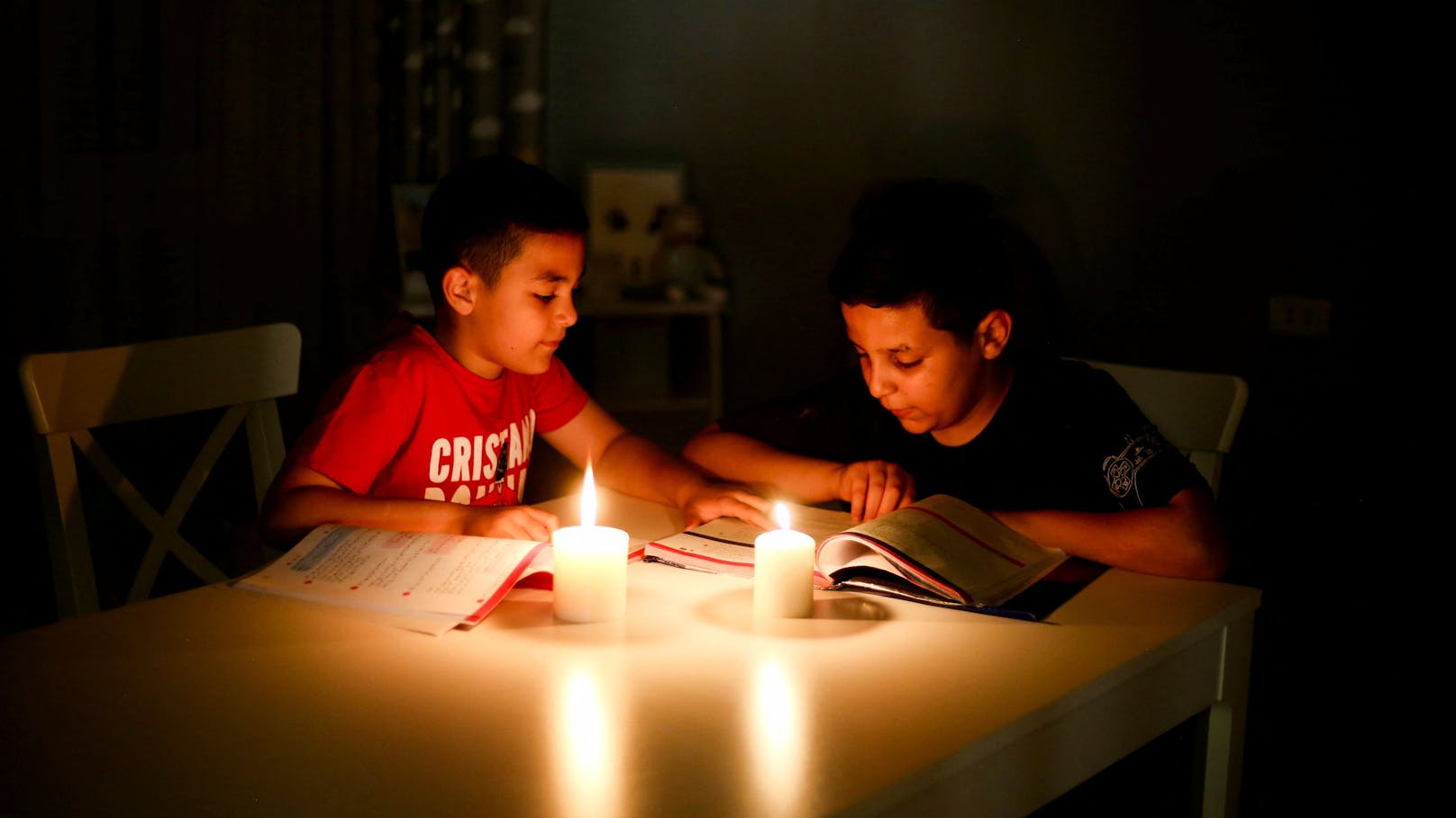 Seit Mittwochmorgen gibt es in ganz Libyen keinen Strom mehr. Kinder lernen bei Kerzenschein.&nbsp;