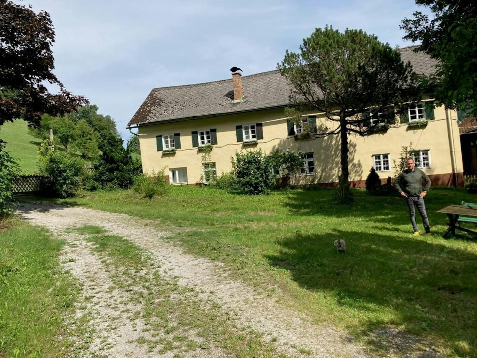 Stefan H. (46) vor seinem Haus in Schrambach (Lilienfeld)