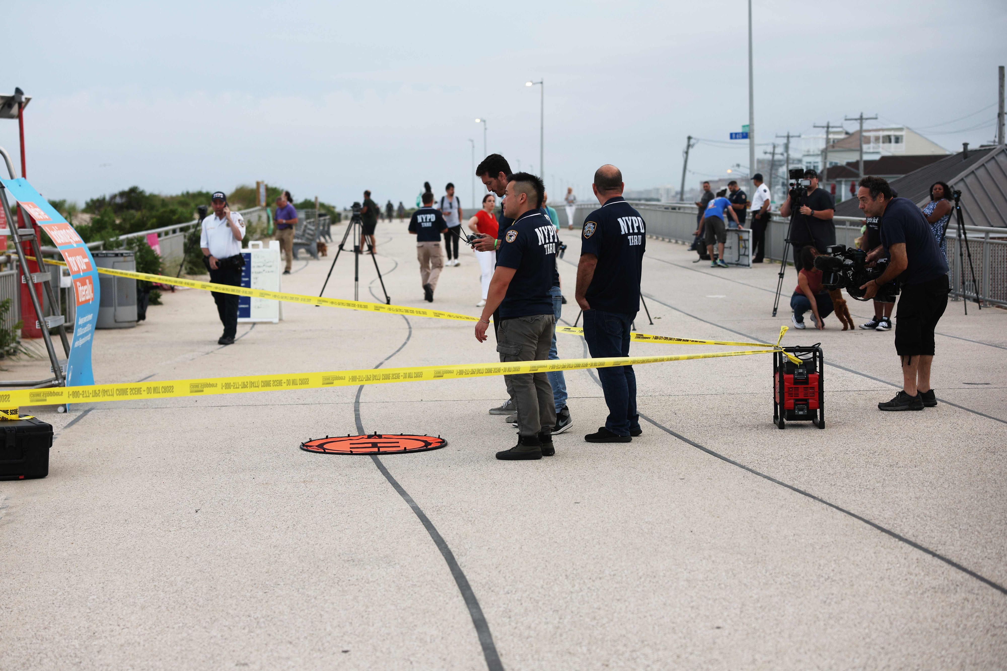 Download von www.picturedesk.com am 09.08.2023 (09:11).  NEW YORK, NEW YORK - AUGUST 07: Police gather along Rockaway Beach at 59th Street after a woman was attacked by a shark in the early evening on August 07, 2023 in New York City. The woman is reported in critical condition after the attack which comes as New York beaches are witnessing an increase in shark sightings and encounters with swimmers. Spencer Platt/Getty Images/AFP (Photo by SPENCER PLATT / GETTY IMAGES NORTH AMERICA / Getty Images via AFP) - 20230807_PD7302 - Rechteinfo: Rights Managed (RM) Fotografische Urheberrechte sind garantiert. Der Kunde selbst hat insbesondere die Persönlichkeitsrechte der abgebildeten Personen in eigener Verantwortung zu beachten (AGBs Punkt 5). Nur für redaktionelle Nutzung durch Tageszeitungen und Onlinemedien!