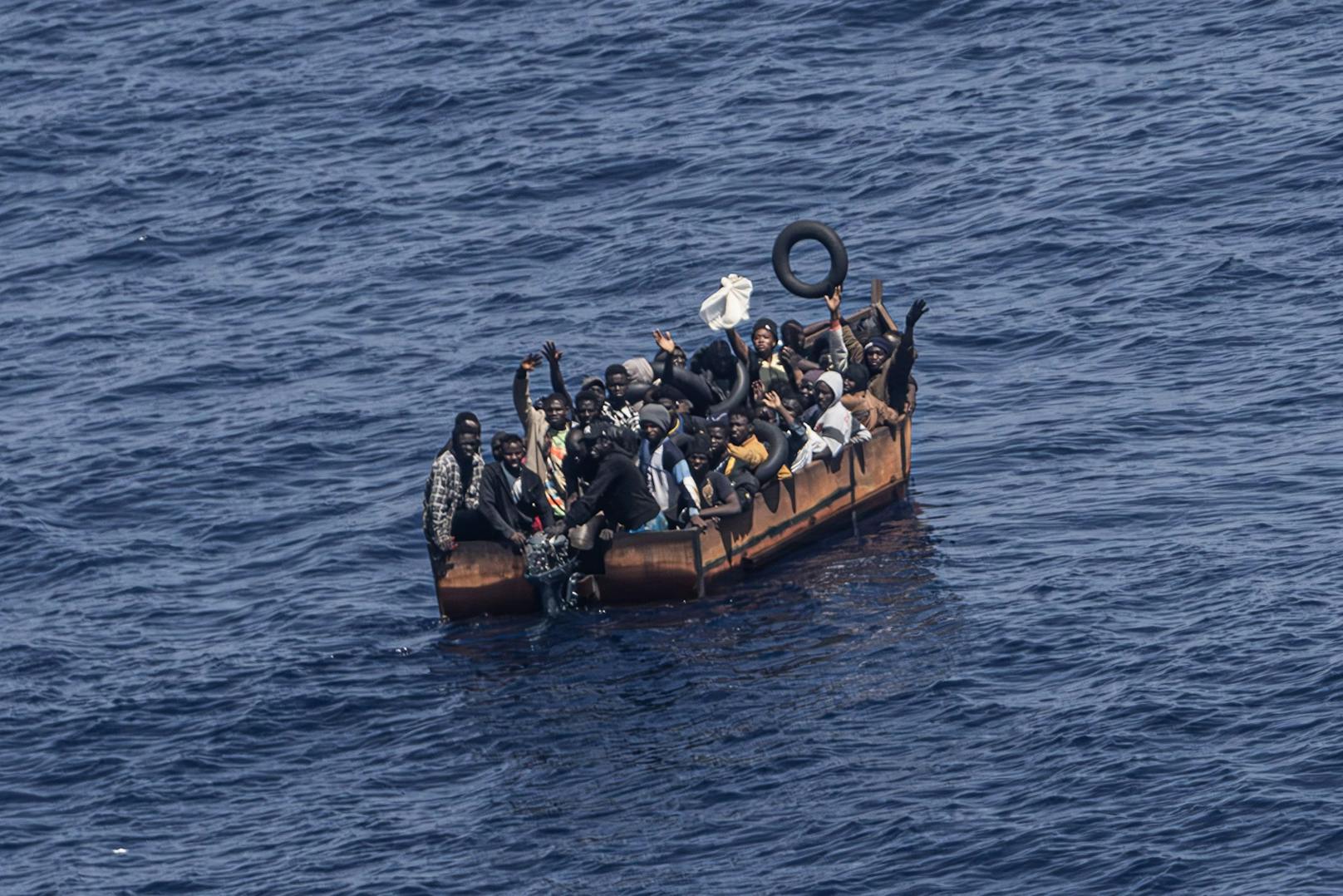 Bei einem Schiffsbruch vor Lampedusa kamen mehr als 40 Personen ums Leben. (Symbolbild)