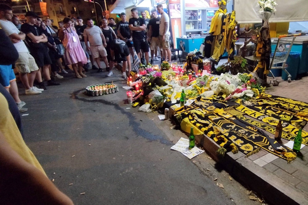 Ein griechischer Fan wurde in Athen erstochen, es gibt schwere Vorwürfe gegen die Polizei. 