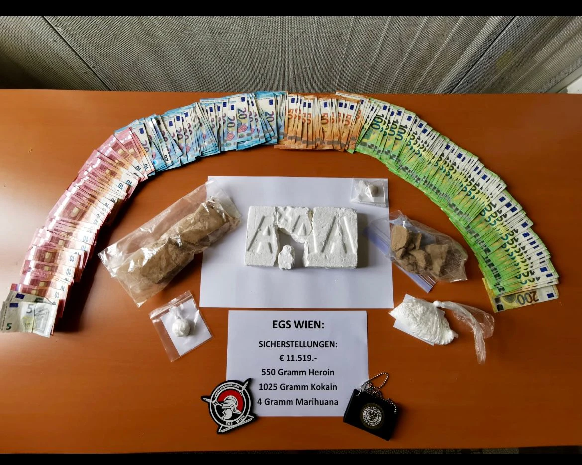 Die Beamten konnten nicht nur Suchtgift, sondern auch rund 11.500 Euro Bargeld in der Wohnung sicherstellen. 