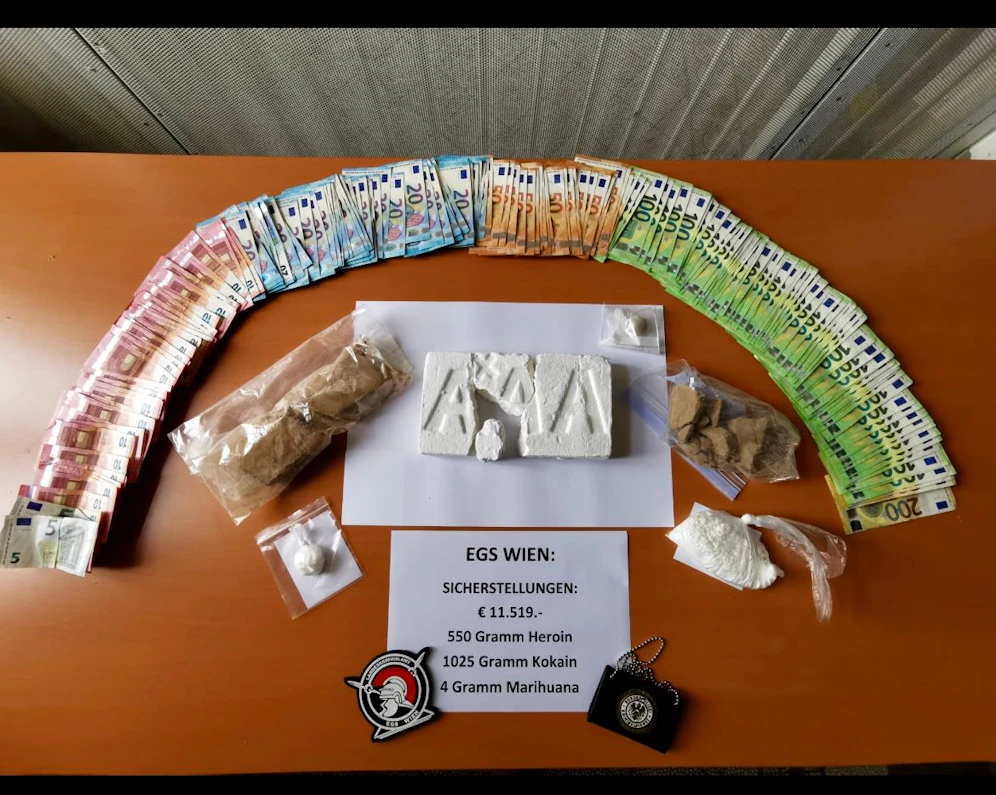 Die Beamten konnten nicht nur Suchtgift, sondern auch rund 11.500 Euro Bargeld in der Wohnung sicherstellen. 