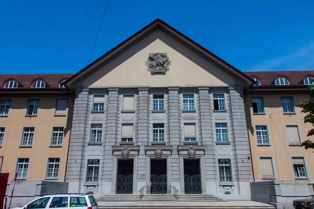 Mann zwang Freundin (19) Urin zu trinken – nun kassiert er Landesverweis