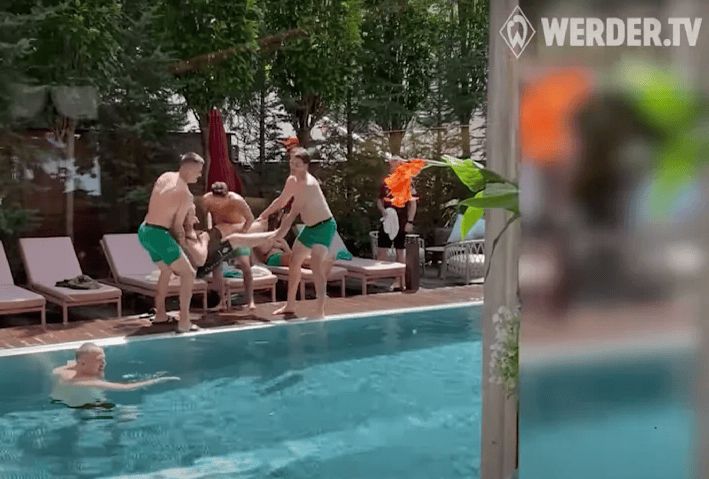 Wer ist der Mann im Pool?