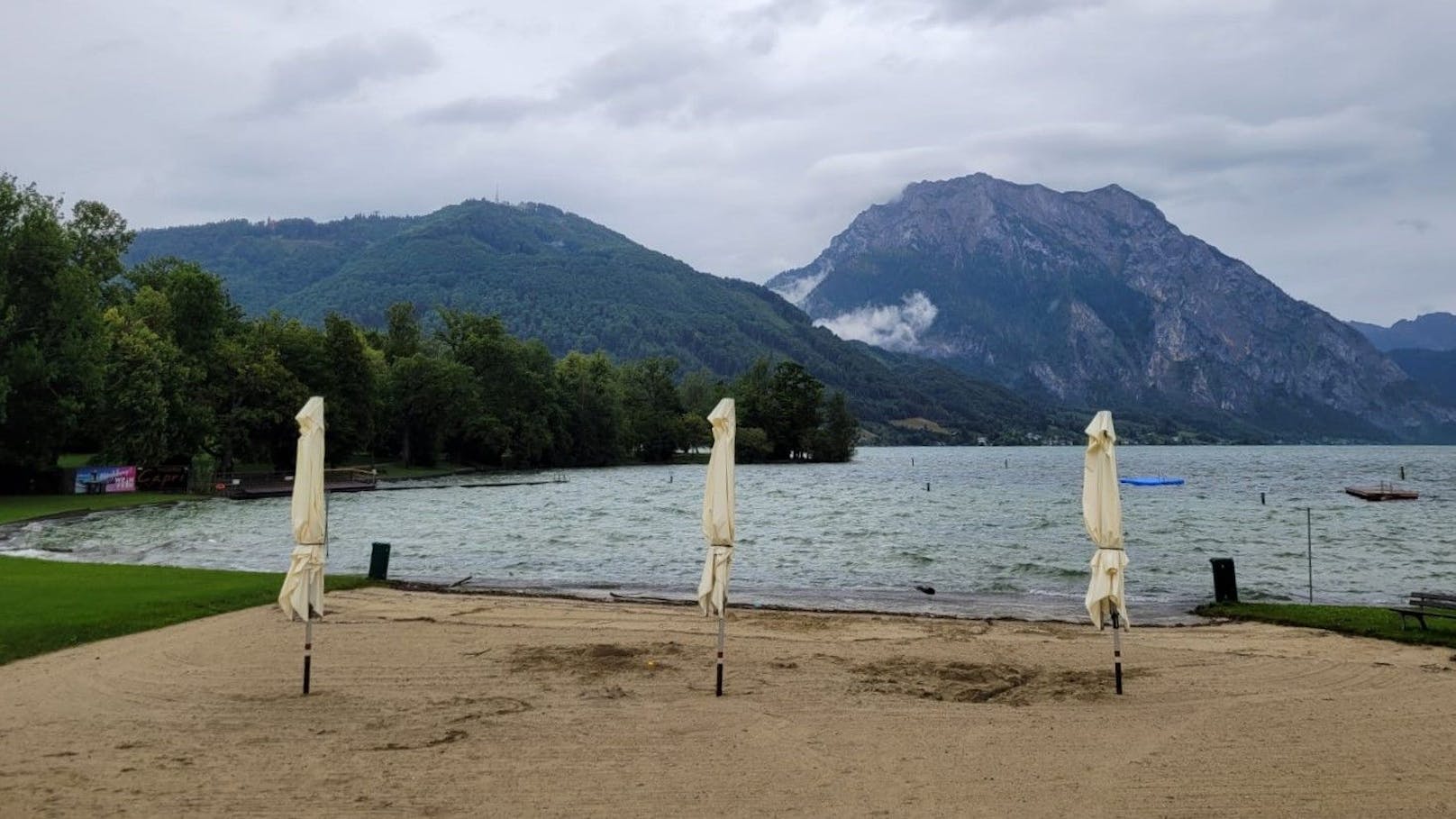 Unerbittlicher Regen, peitschendes Gewässer: gähnende Leere im Strandbad Gmunden am Traunsee.