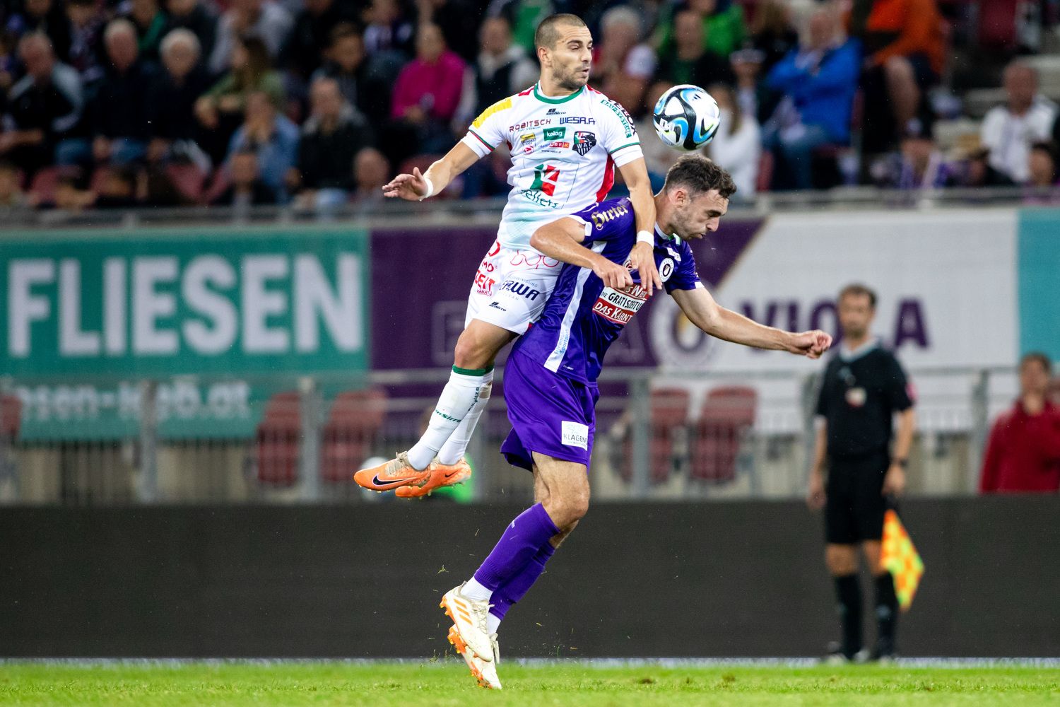 Austria Klagenfurt und Wolfsberg im Kärnten-Derby. 