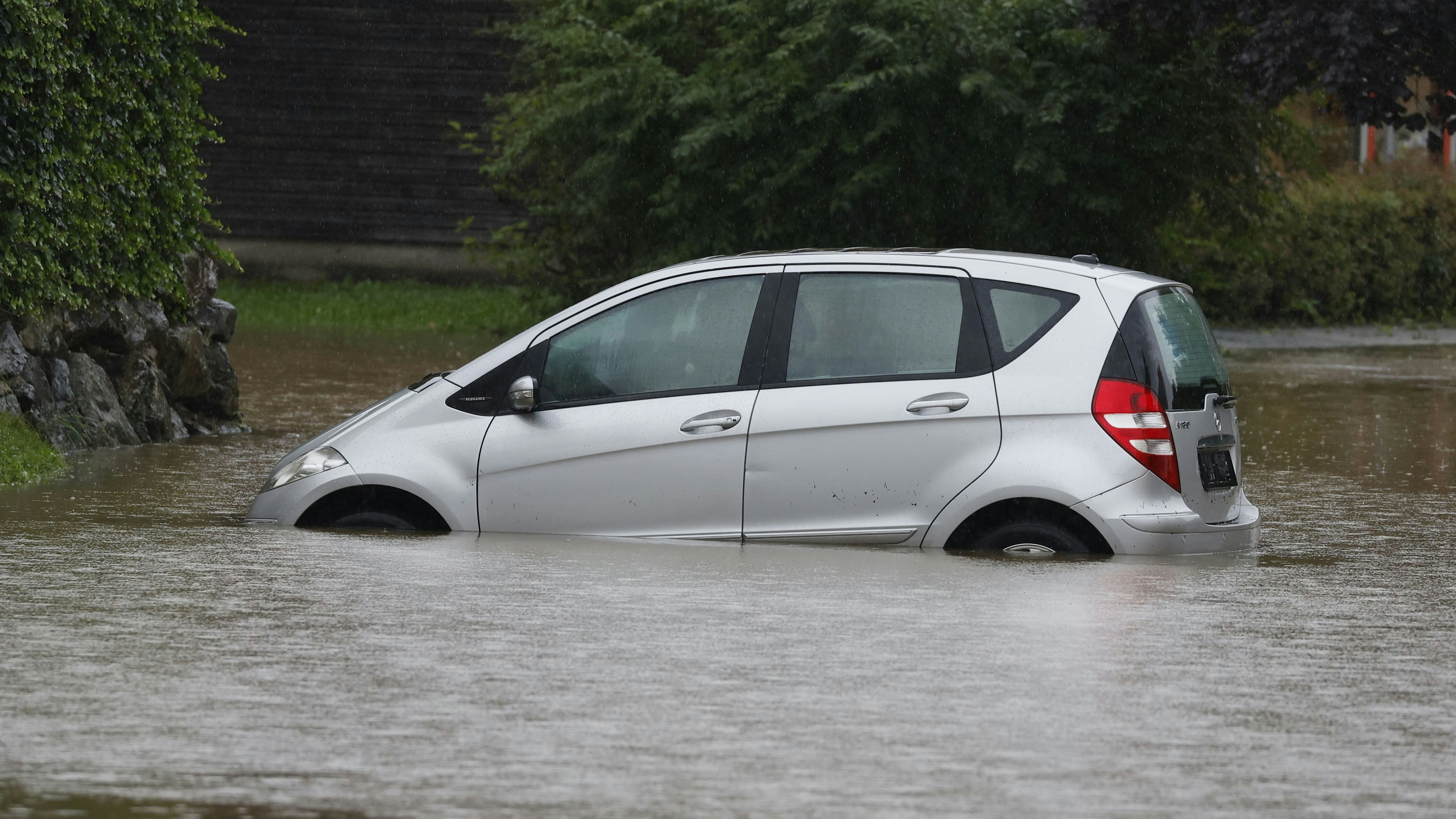 Download von www.picturedesk.com am 09.08.2023 (14:33).  ABD0052_20230805 - BEZIRK LEIBNITZ - ÖSTERREICH: Im Süden Österreichs kommt es aufgrund der anhaltenden Regenfälle am Samstag, 05. August 2023, zu Überflutungen und Hangrutschungen. Im Bild: ein im Wasser gefangenes Auto. - FOTO: APA/ERWIN SCHERIAU  _ - 20230805_PD2509 - Rechteinfo: Rights Managed (RM)