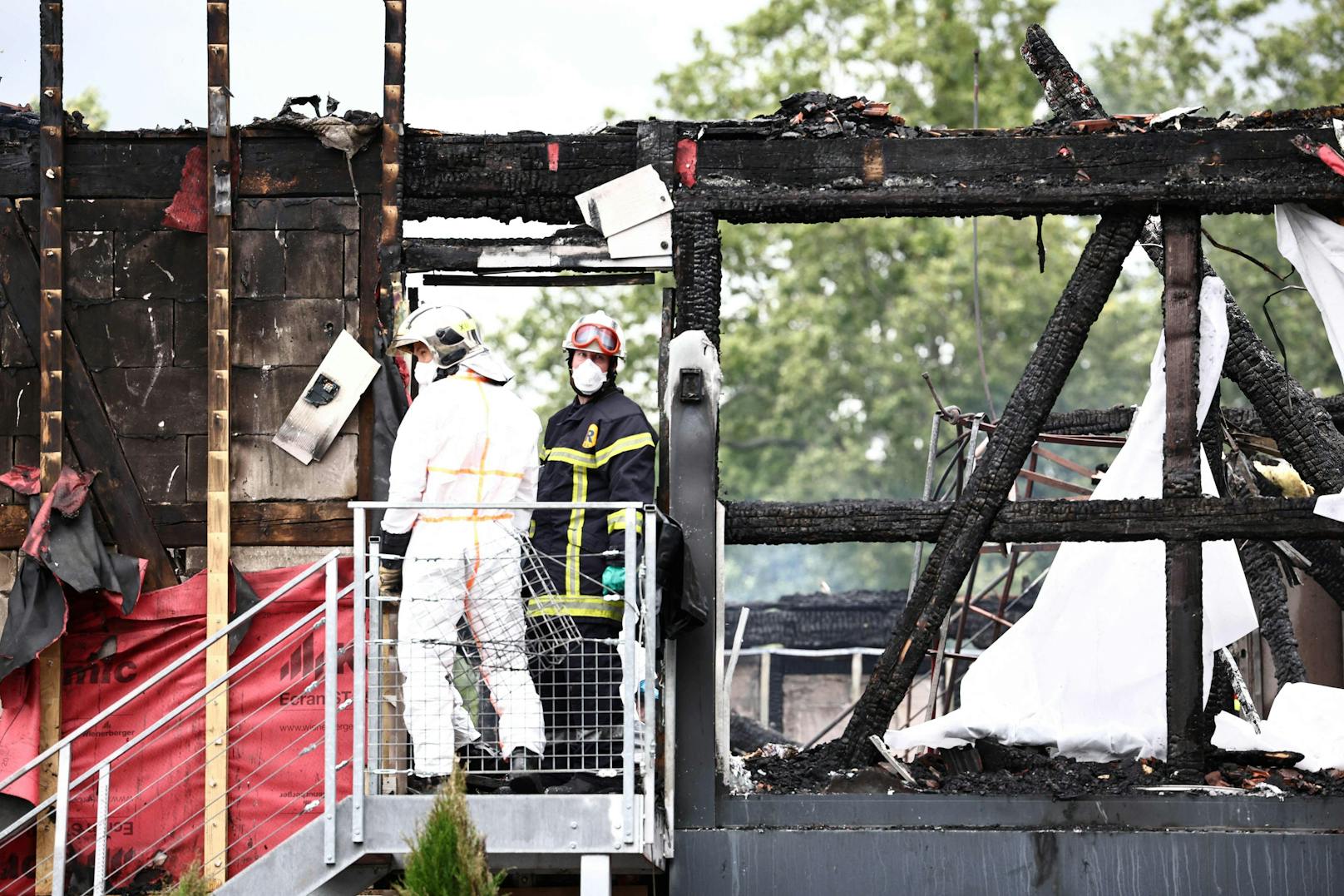 Nach dem verheerenden Brand in Frankreich haben die Ermittler einen brisanten Verdacht.