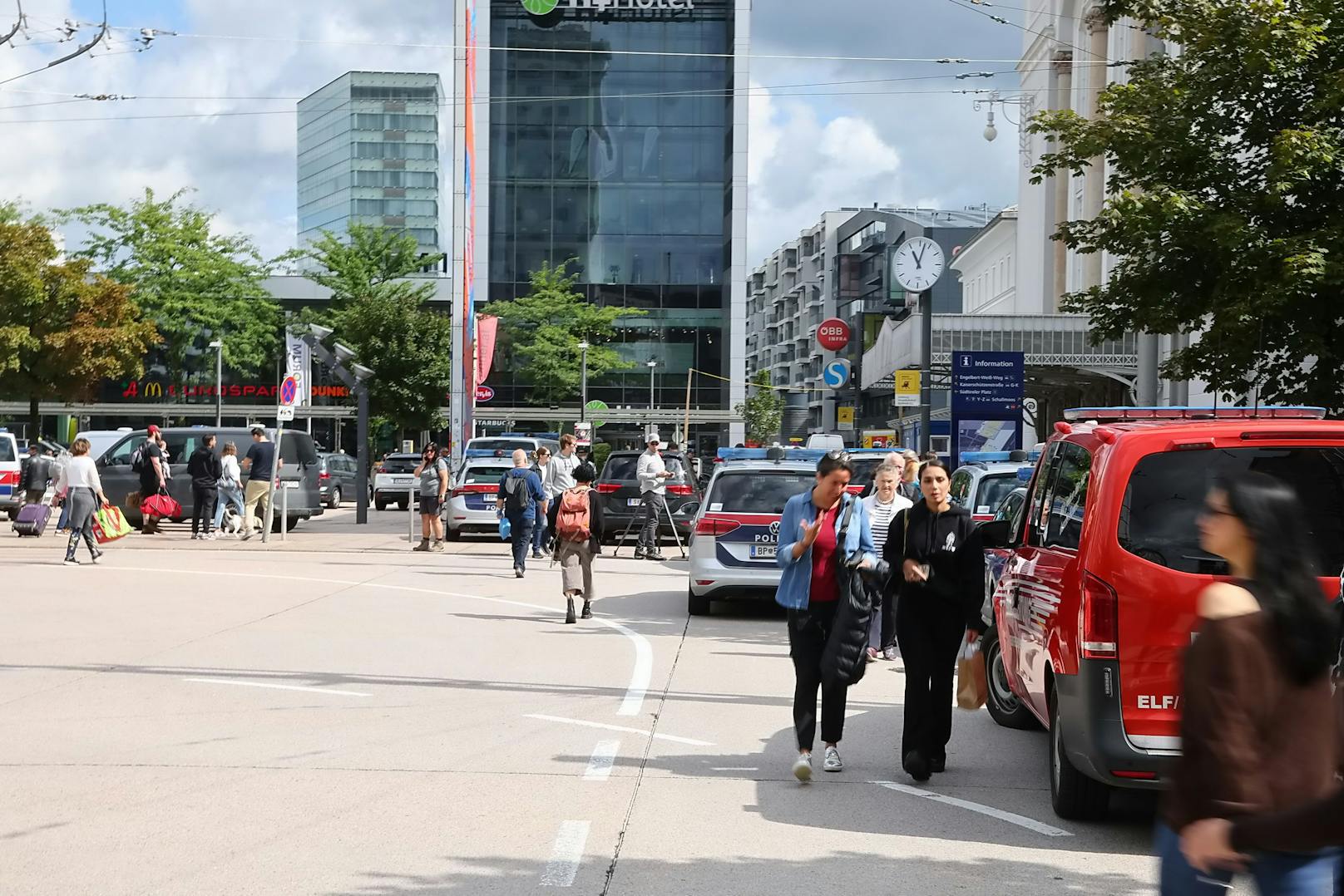 Zu einem Großaufgebot der Einsatzkräfte kam es am Donnerstag am Hauptbahnhof in Salzburg. Ein herrenloser Koffer wurde am Bahnsteig der Lokalbahn aufgefunden und Bombenalarm ausgelöst.