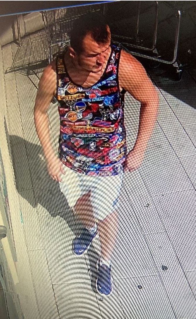 Dieser unbekannte Mann im Sommer-Outfit soll eine Bankomatkarte entwendet haben.