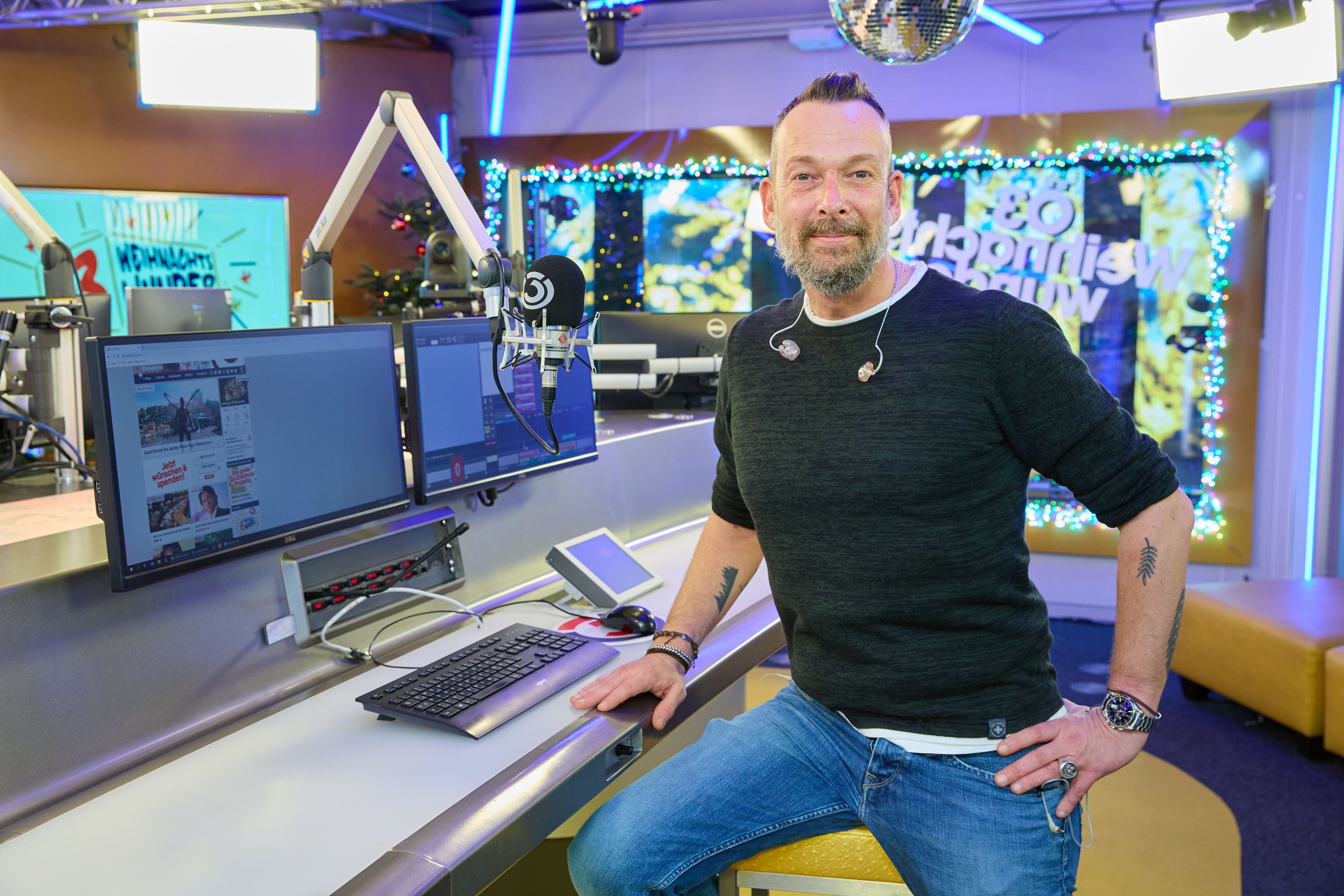 Ö3-Star Robert Kratky bittet Eva Pinkelnig.