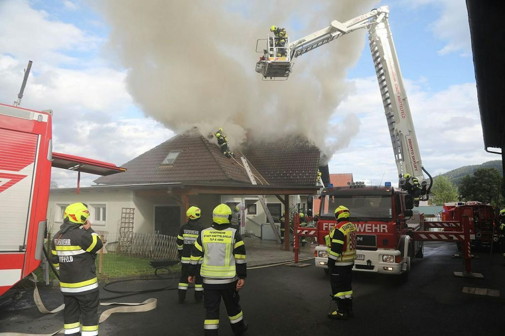 Einfamilienhaus geht plötzlich in Flammen auf