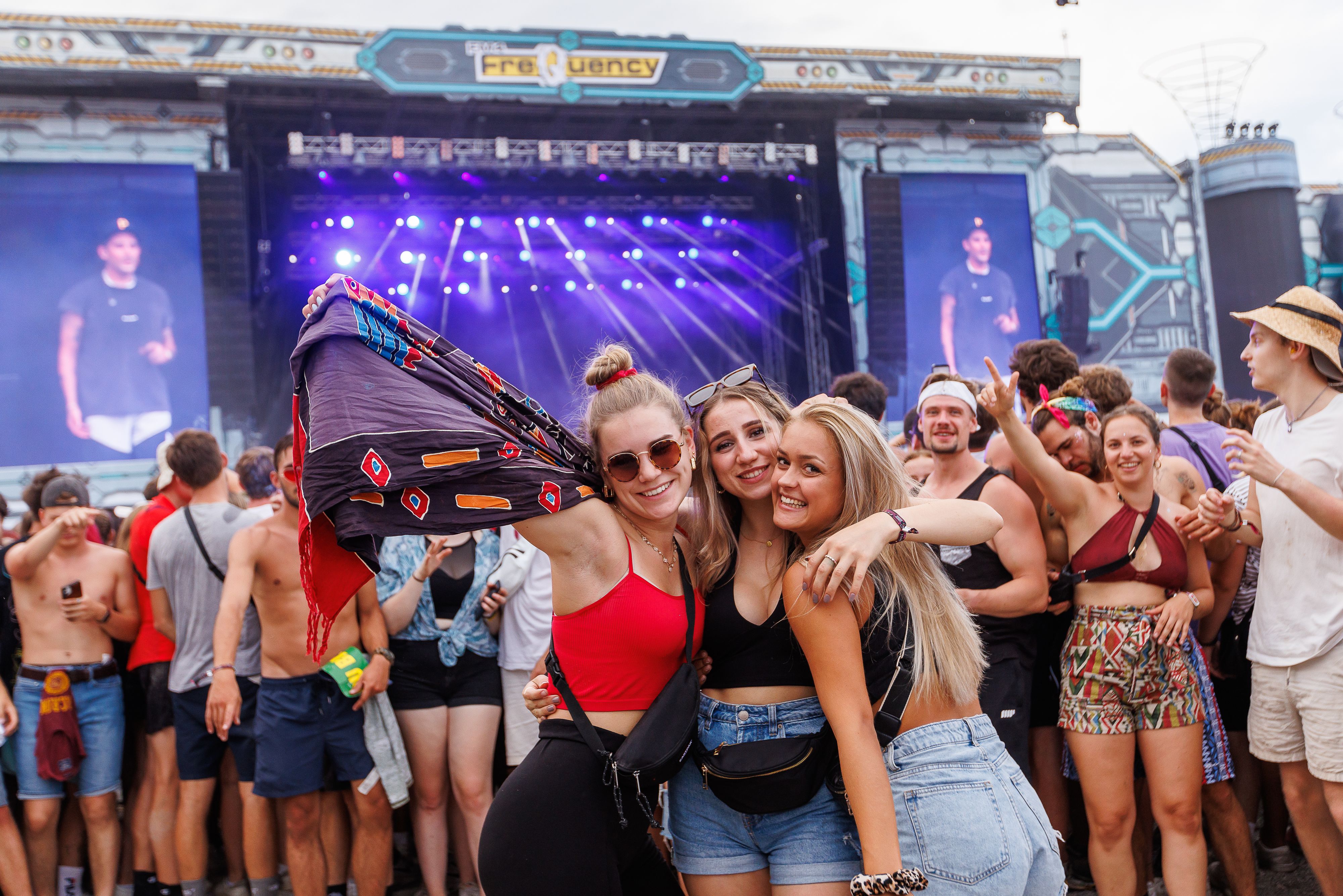 Download von www.picturedesk.com am 10.08.2023 (11:37).  ABD0120_20220819 - ST. PÖLTEN - ÖSTERREICH: Besucher des "Frequency 2022" vor der "Space Stage" am Freitag, 19. August 2022 in St. Pölten. Das Festival findet vom 17. bis 20. August 2022 statt. - FOTO: APA/FLORIAN WIESER - 20220819_PD5637 - Rechteinfo: Rights Managed (RM)