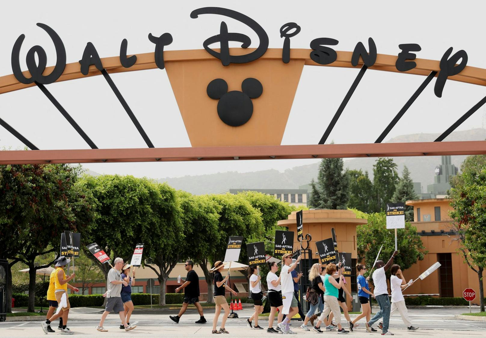 In den USA wird Disney+ ohne Anzeigen mit 13,99 Dollar (rund 12,70 Euro) im Monat nun doppelt so viel kosten wie zum Start im November 2019.