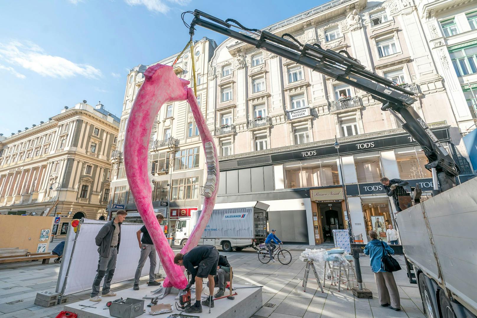 Die knapp fünf Meter hohe Vagina-Skulptur stammt von der estnischen Künstlerin Kris Lemsalu.