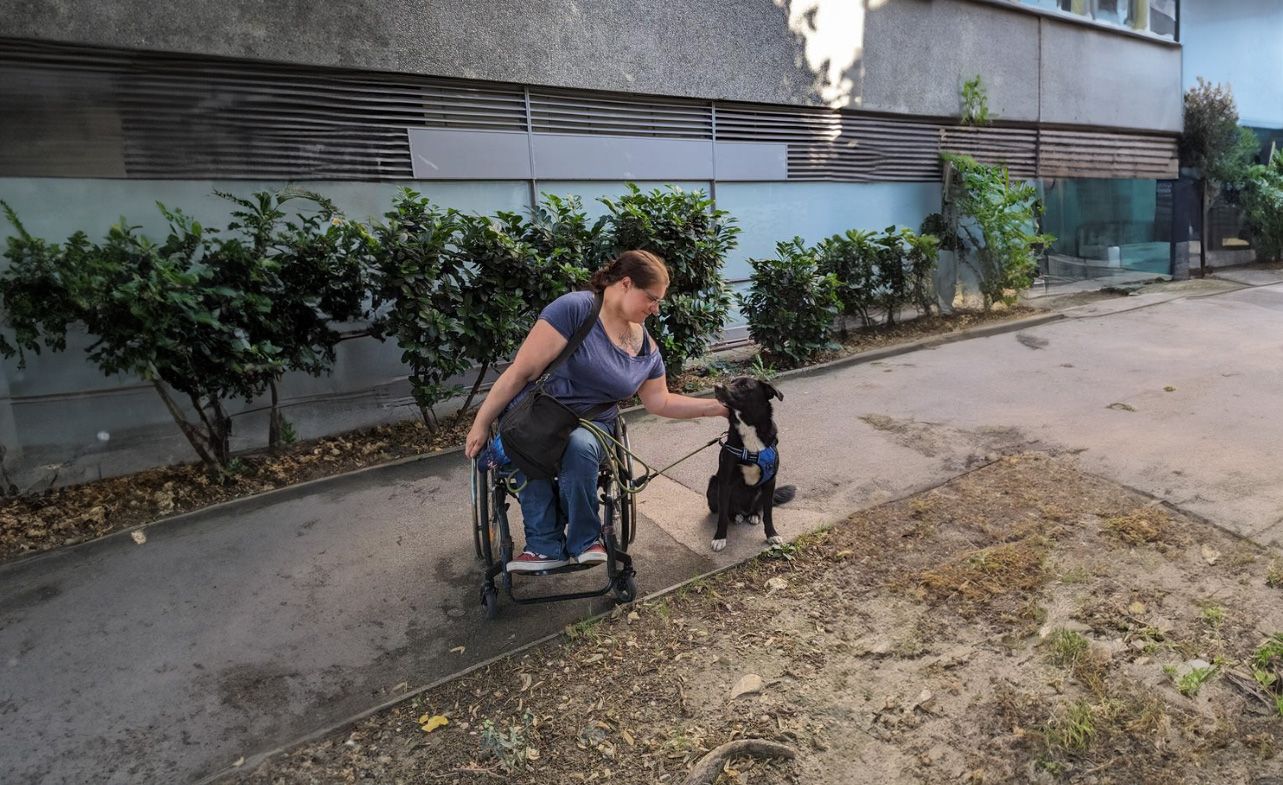 Hund Loki und Frauchen Vera H sind erschöpft aber überglücklich.