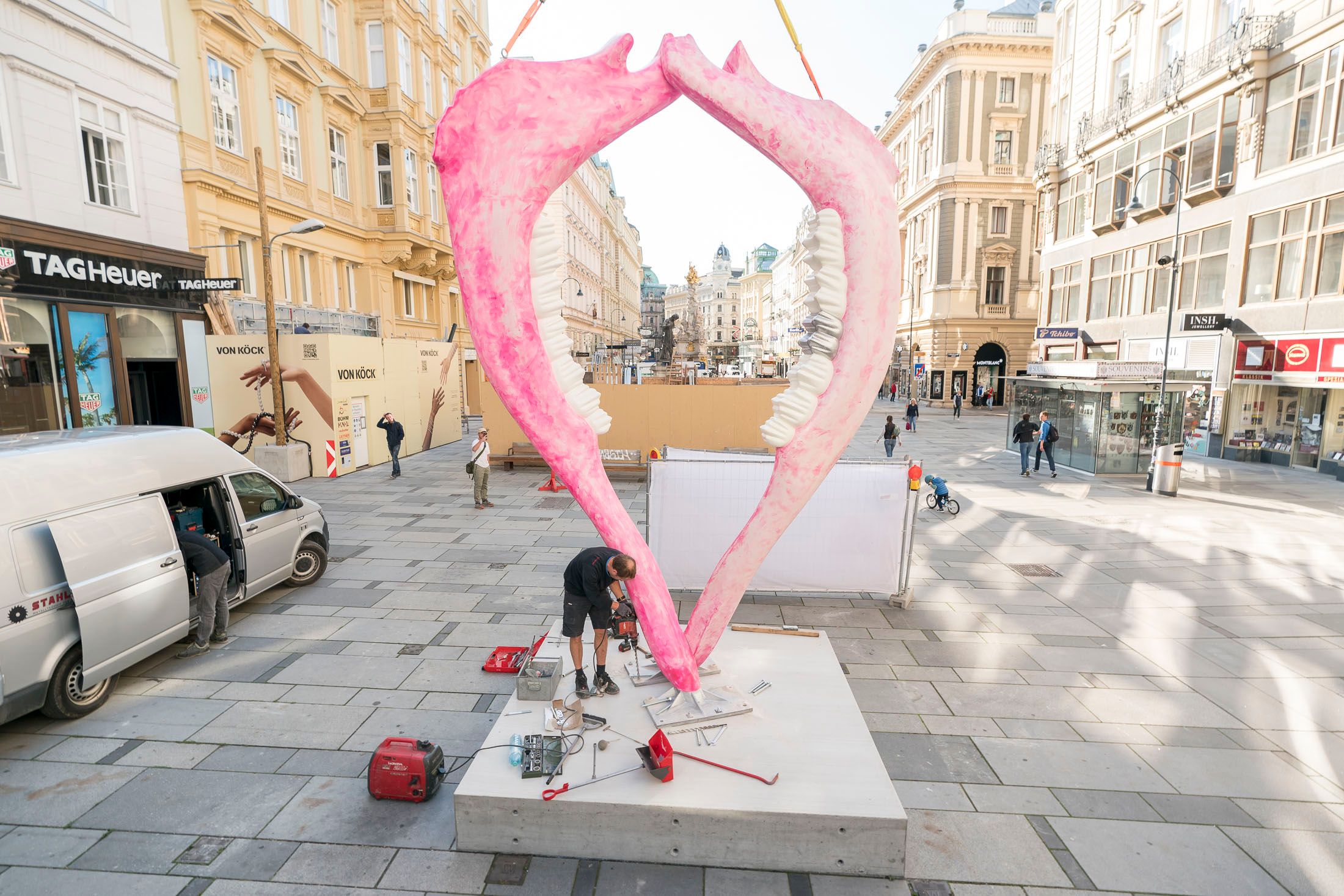 Aktuell wird das Kunstwerk noch aufgebaut. Ab 16. August bis 8. November ist Chará dann fix am Wiener Graben zu sehen.