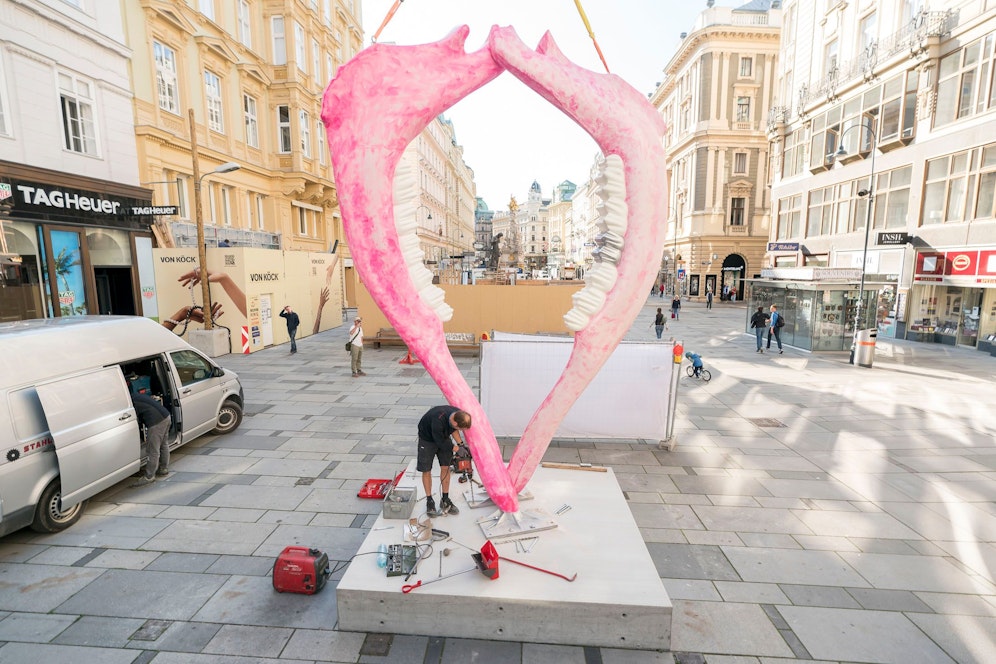 Aktuell wird das Kunstwerk noch aufgebaut. Ab 16. August bis 8. November ist Chará dann fix am Wiener Graben zu sehen.