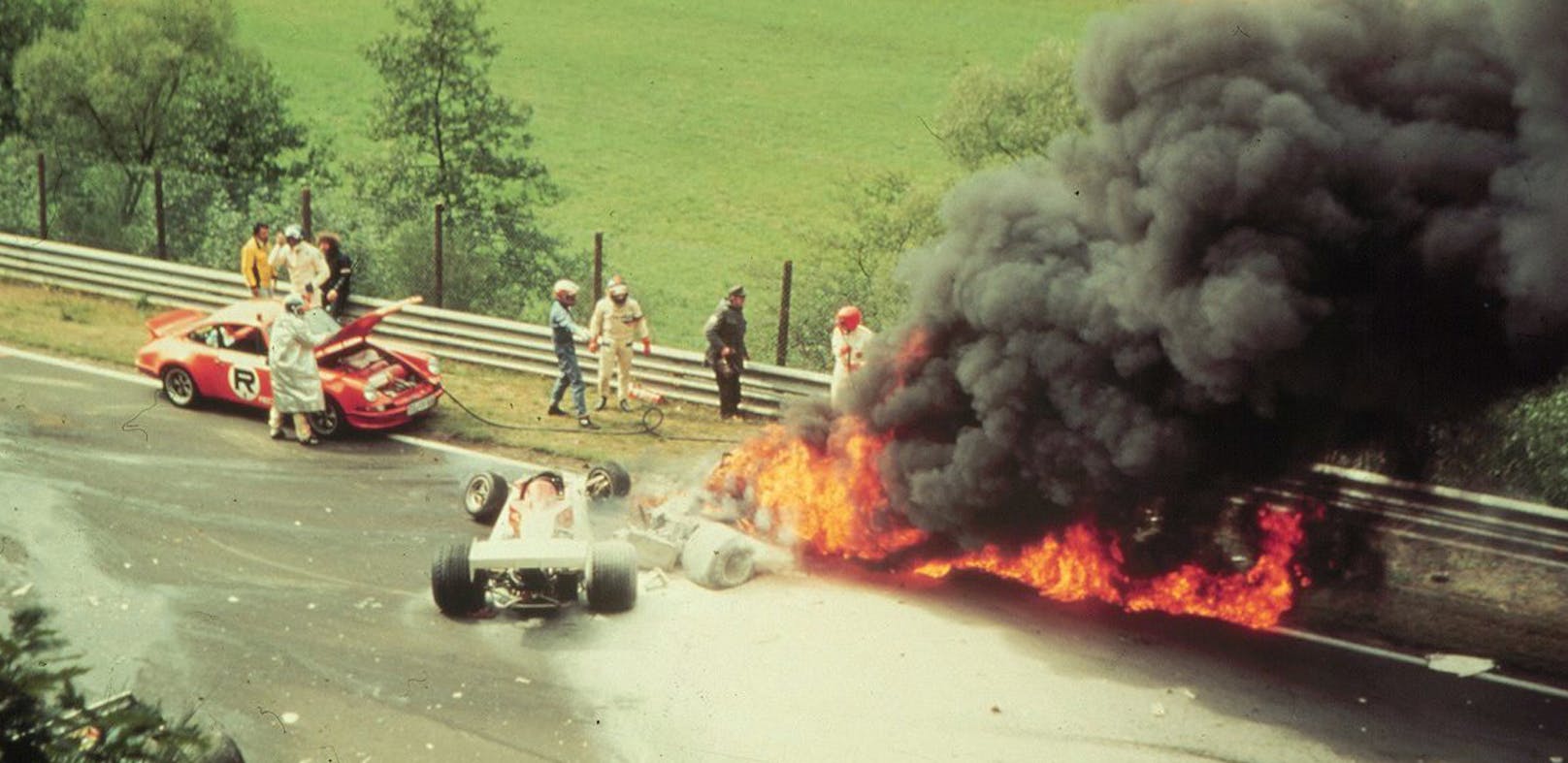 Niki Laudas Ferrari ging 1976 auf der Nordschleife des Nürburgrings in Flammen auf. (Archivfoto)