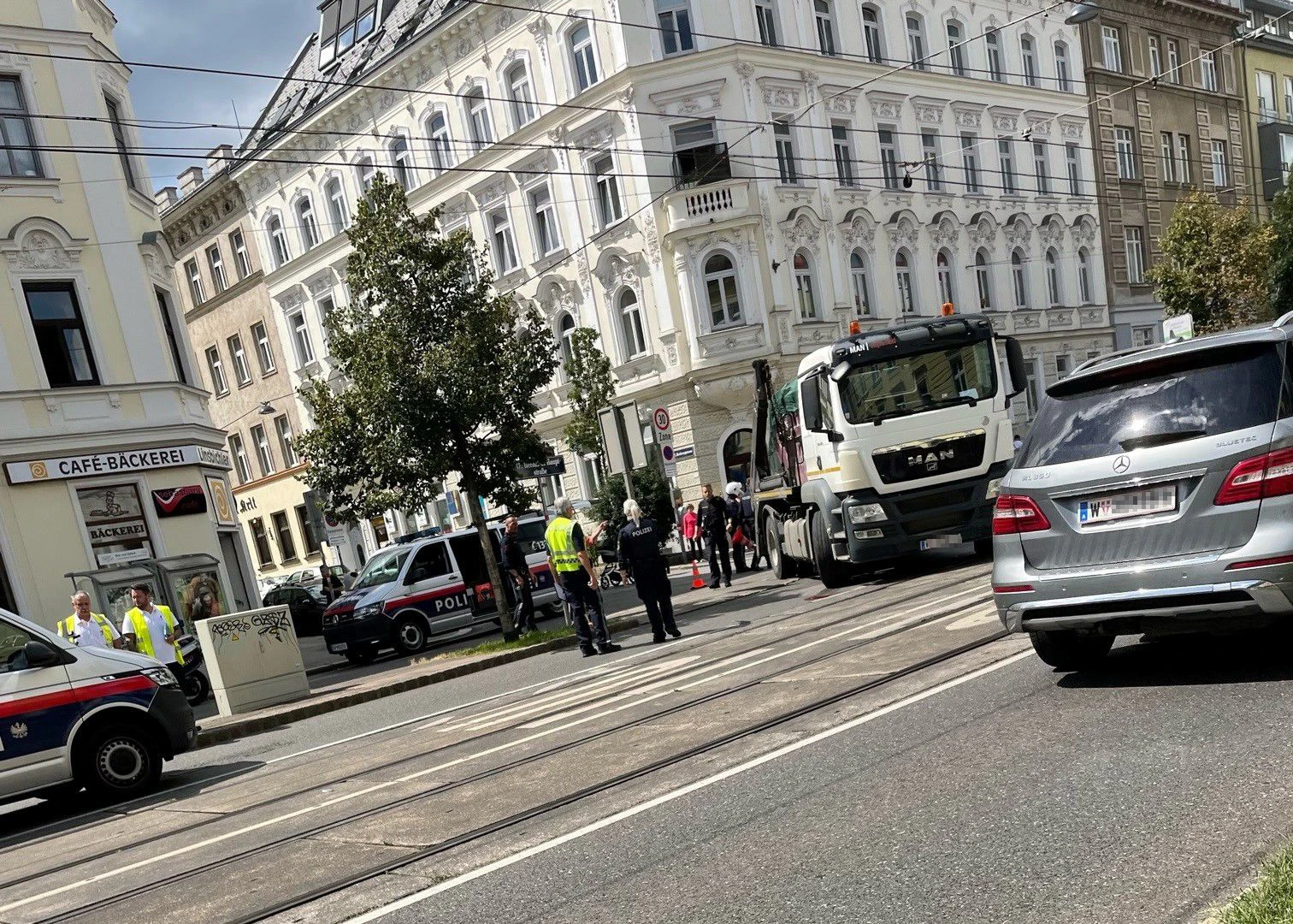 Auf der Hernalser Hauptstraße erfasste ein Lkw eine Person und verletzt sie.