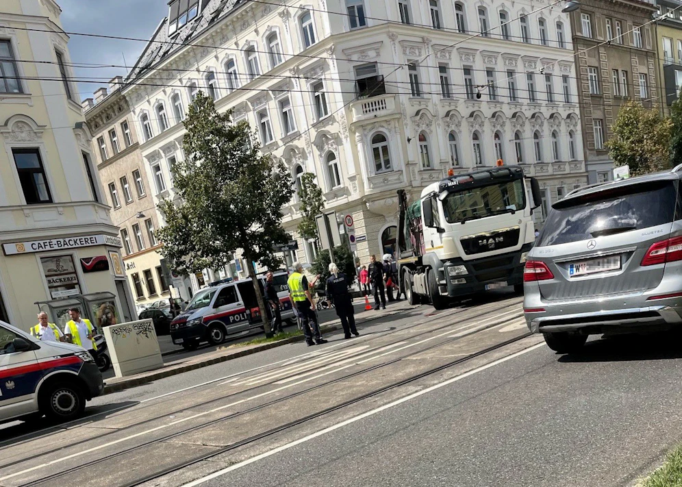Auf der Hernalser Hauptstraße erfasste ein Lkw eine Person und verletzt sie.