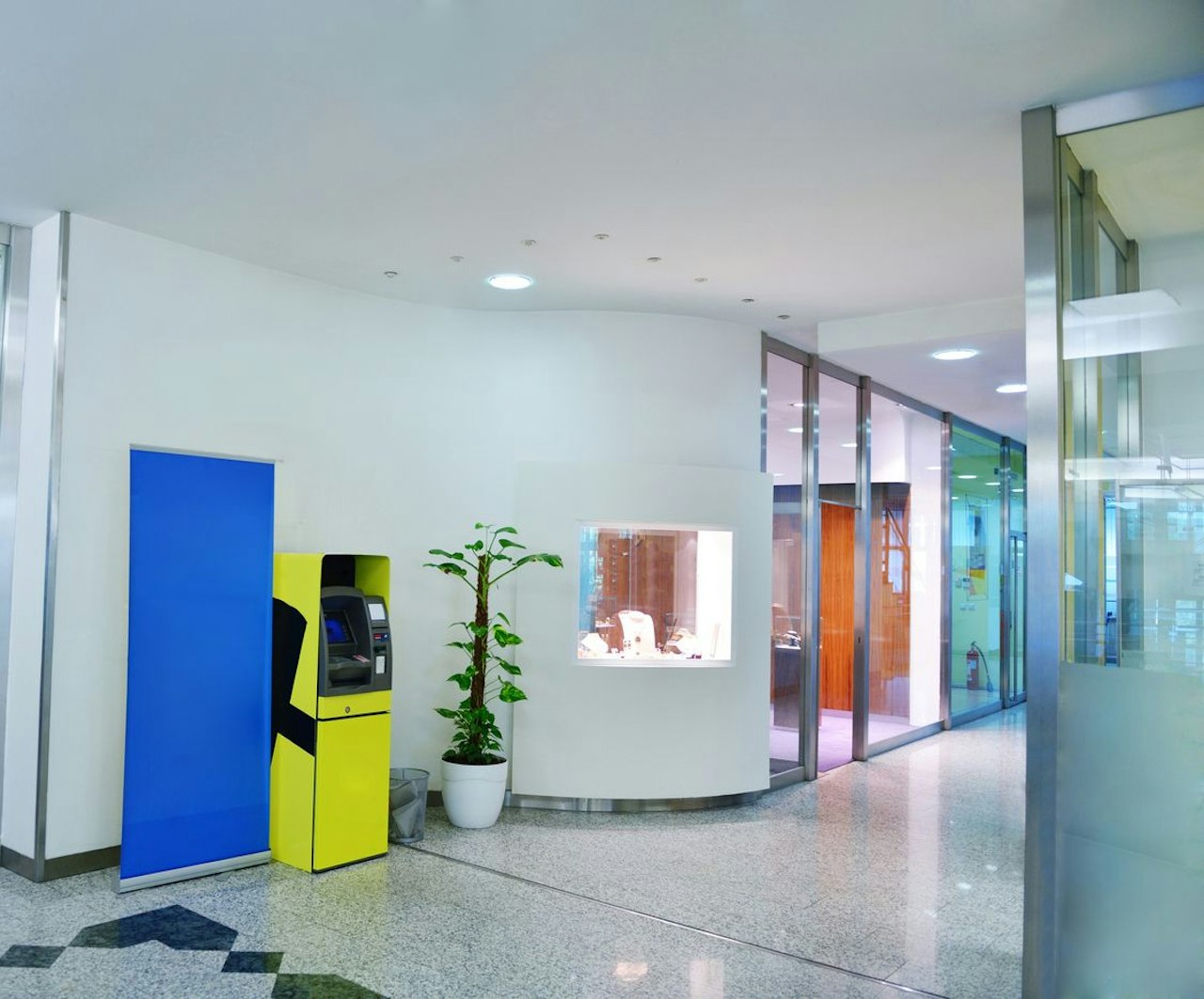 Heute.at - Während Mann abhebt, verrichtet Frau Notdurft in Bankfoyer
