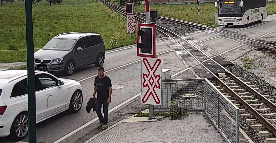 Dieser Mann soll eine Geldbörse mit mehreren Tausend Euro gefunden und an sich genommen haben. 