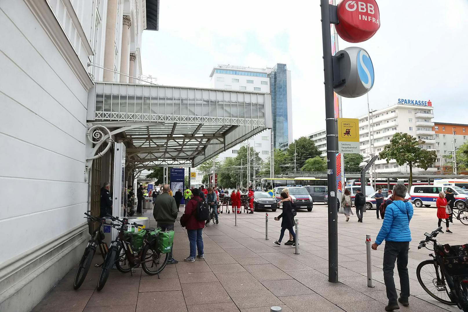 Zu einem Großaufgebot der Einsatzkräfte kam es am Donnerstag am Hauptbahnhof in Salzburg. Ein herrenloser Koffer wurde am Bahnsteig der Lokalbahn aufgefunden und Bombenalarm ausgelöst.