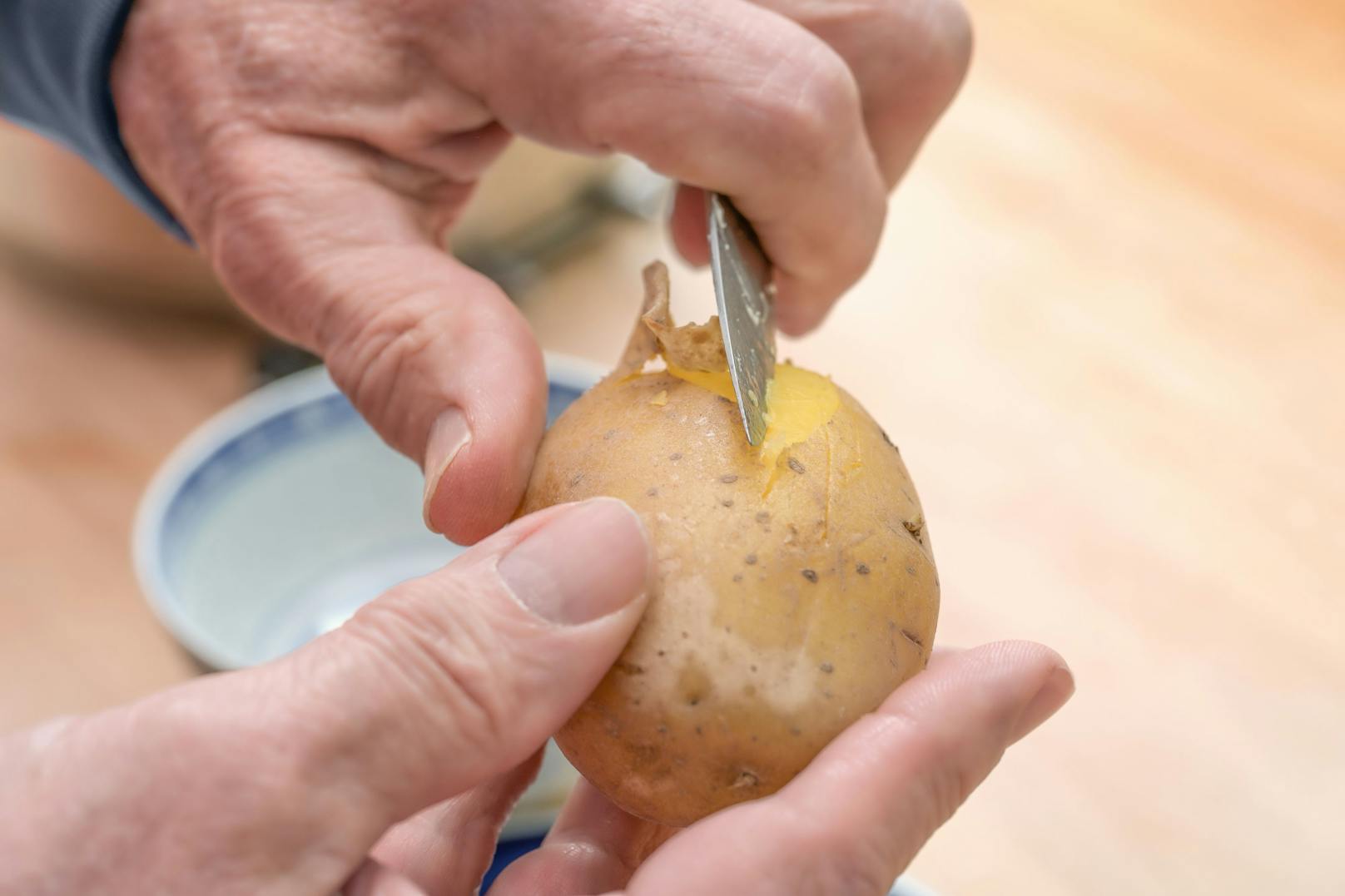 Im Inneren einer Kartoffel war ein 70 Jahre alter Ehering versteckt.