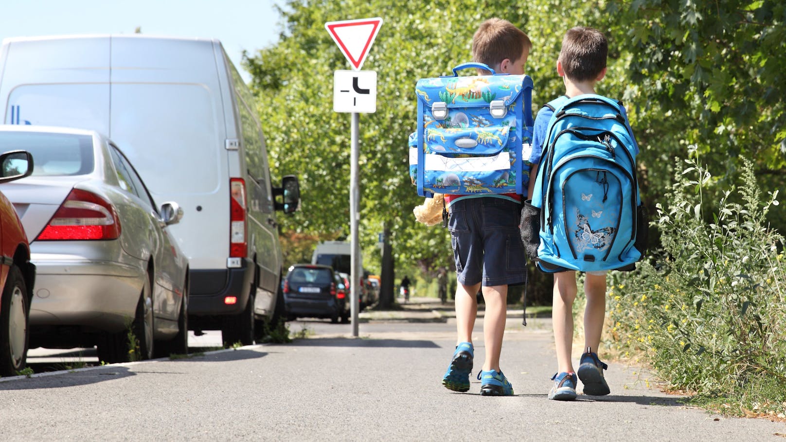 Reflektoren an der Schultasche sorgen für eine bessere Sichtbarkeit der Kinder im Straßenverkehr.