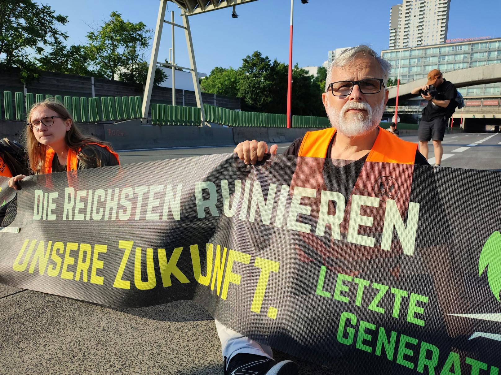 ... <a target="_blank" data-li-document-ref="100282008" href="https://www.heute.at/g/klimakleber-blockieren-wichtige-zufahrt-zur-wiener-city-100282008">die A23 Südosttangente</a>.