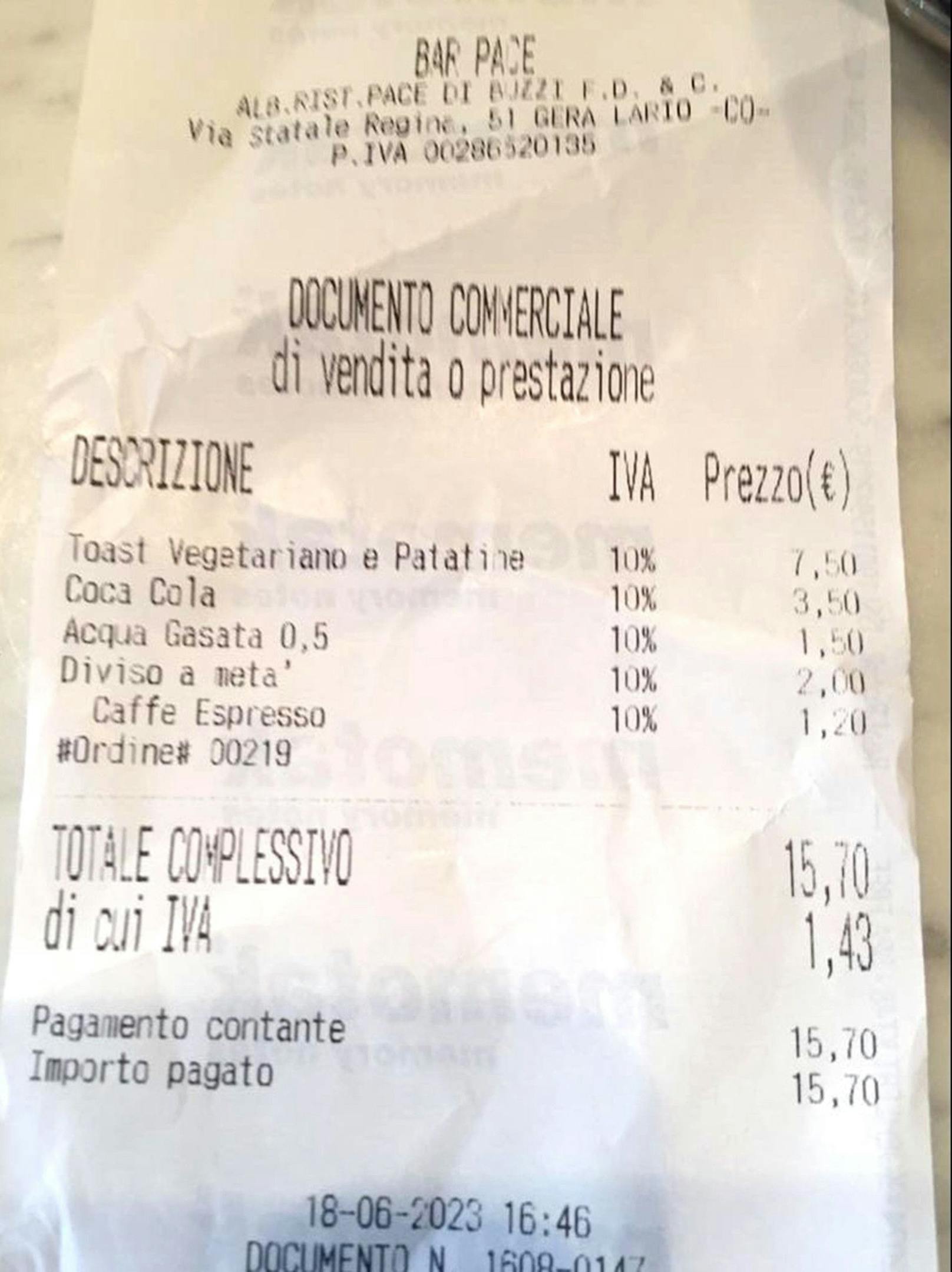 Auf der Rechnung wird das Halbieren des Sandwichs mit zwei Euro verrechnet.