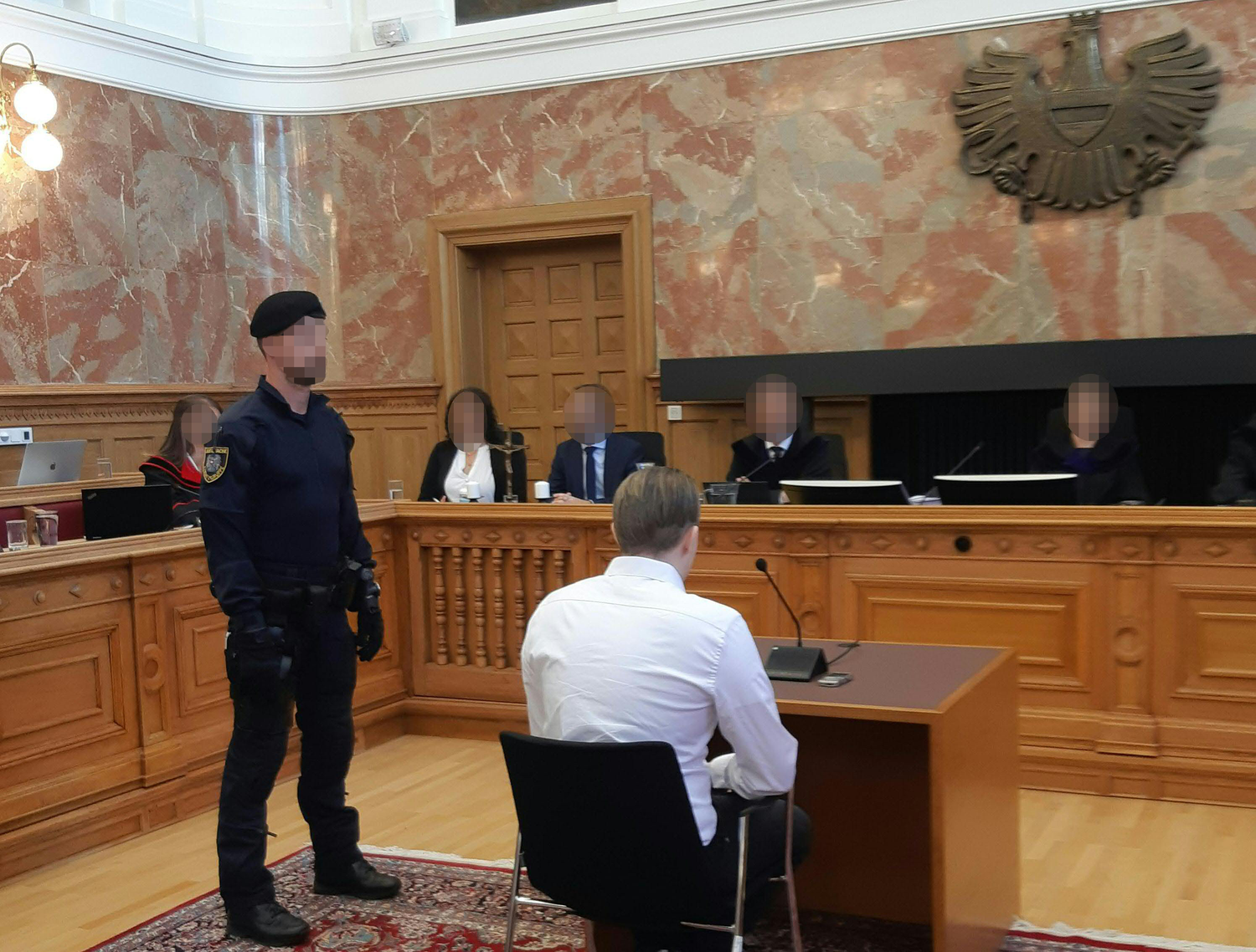 Der Vater und mittlerweile Ex-Freund der Hauptangeklagten beim Prozessauftakt.