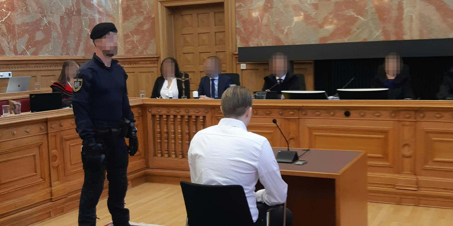 Der Vater und mittlerweile Ex-Freund der Hauptangeklagten beim Prozessauftakt.