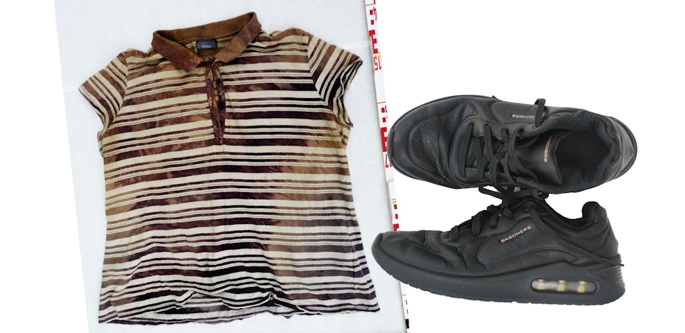 Shirt und Schuhe der unbekannten Frau, deren Leiche in der Nähe von Steyregg gefunden wurde.