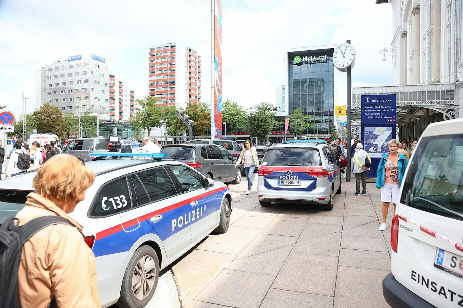 Zu einem Großaufgebot der Einsatzkräfte kam es am Donnerstag am Hauptbahnhof in Salzburg. Ein herrenloser Koffer wurde am Bahnsteig der Lokalbahn aufgefunden und Bombenalarm ausgelöst.