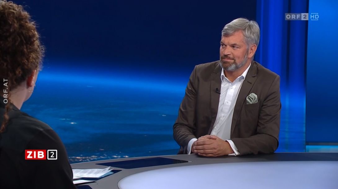 Debatte um Tempo 100: Anna Freund (Letzte Generation) und Bernhard Wiesinger (ÖAMTC) in der ZIB2 mit Martin Thür am 10. August 2023.