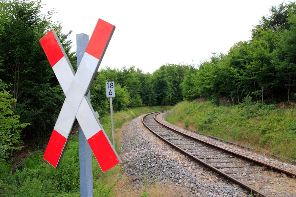 An einem mit Andreaskreuz und Stopptafel gesicherten Bahnübergang kam es zum Drama.