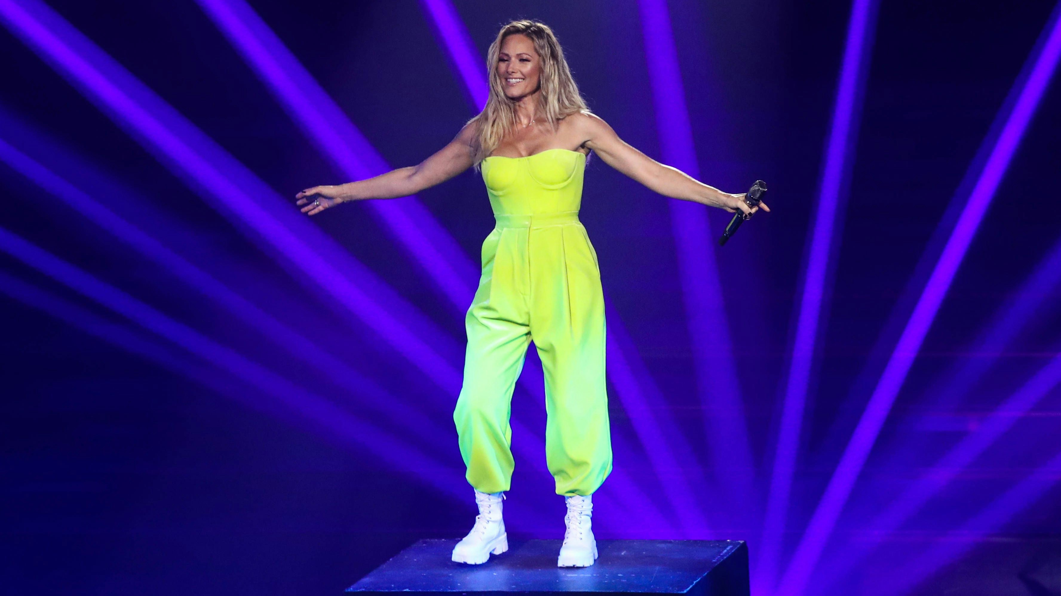 Sängerin Helene Fischer GER - ARD Aufzeichnung DAS GROSSE SCHLAGERJUBILÄUM 2022 - AUF DIE NÄCHSTEN 100 aus der Media City in Leipzig ACHTUNG, SPERRFRIST DER FOTOS BIS 22.10.2022, 23.00 UHR *** Singer Helene Fischer GER ARD recording DAS GROSSE SCHLAGERJUBILÄUM 2022 ON THE NEXT 100 from the Media City in Leipzig ATTENTION, SPERRFRIST DER FOTOS BIS 22 10 2022, 23 00 UHR.