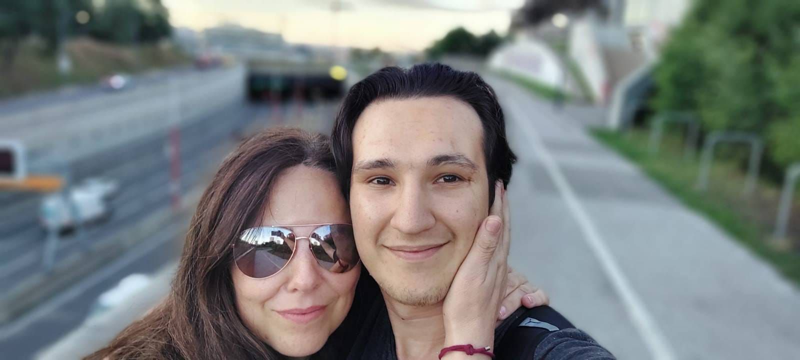 Ein Bild aus glücklichen Zeiten: Matilda (47) mit ihrem Verlobten Eren (23). Heute weiß sie nicht mehr, wo sich ihr Verlobter befindet und ob es ihm gut geht.