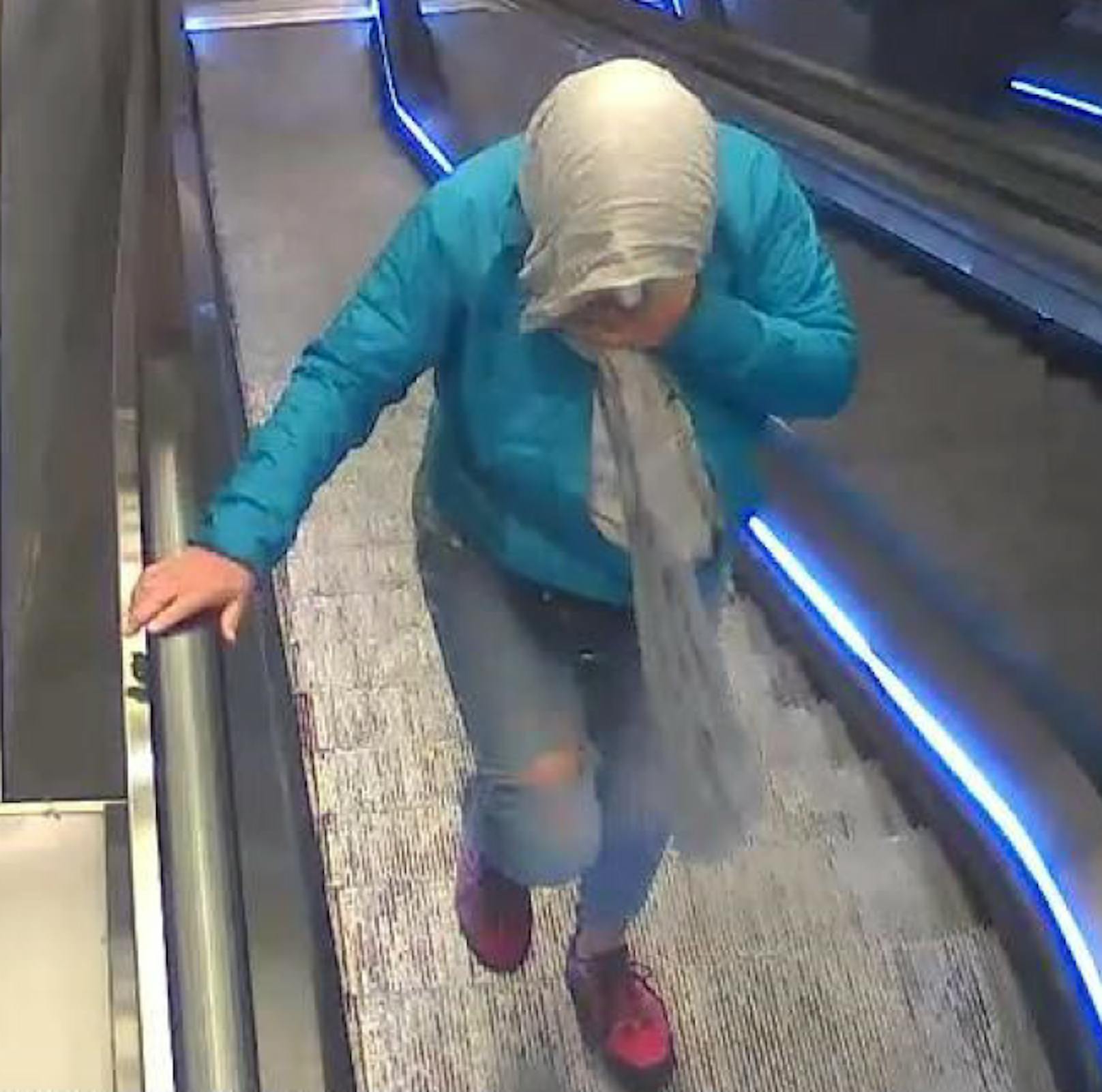 Ein herrenloser Koffer mit einer Bombendrohung sorgte am Donnerstag für einen Großeinsatz in Salzburg. Die Polizei sucht nun diese Frau.