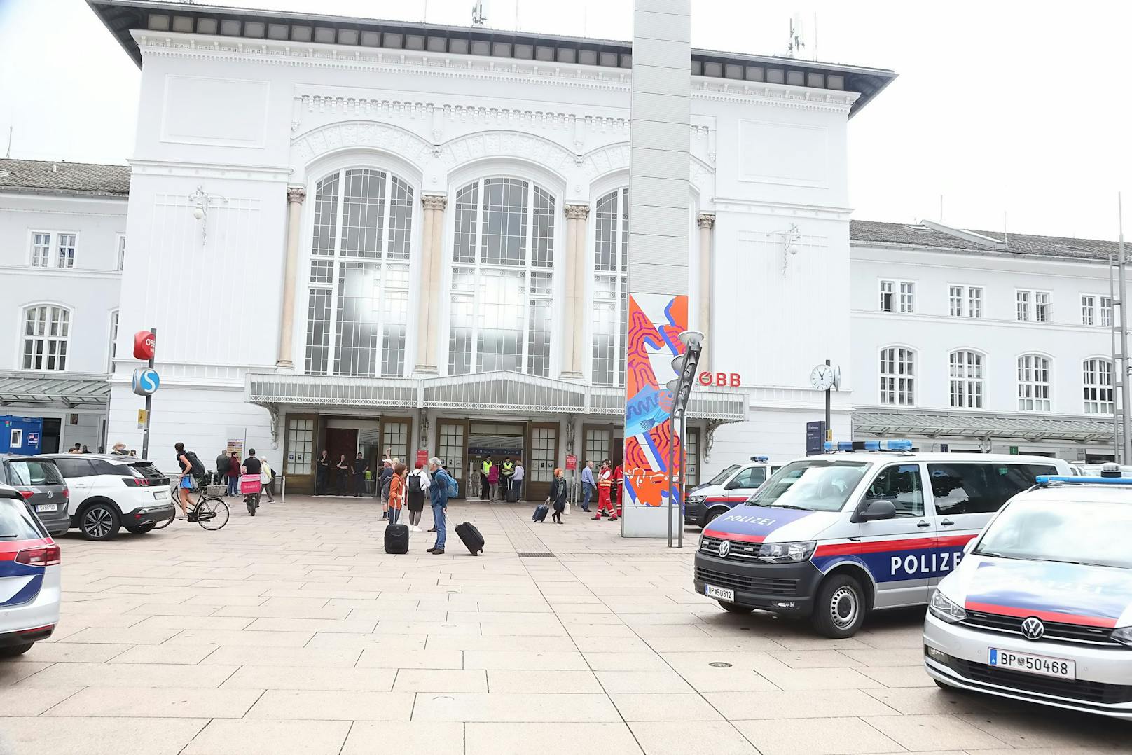 Zu einem Großaufgebot der Einsatzkräfte kam es am Donnerstag am Hauptbahnhof in Salzburg. Ein herrenloser Koffer wurde am Bahnsteig der Lokalbahn aufgefunden und Bombenalarm ausgelöst.