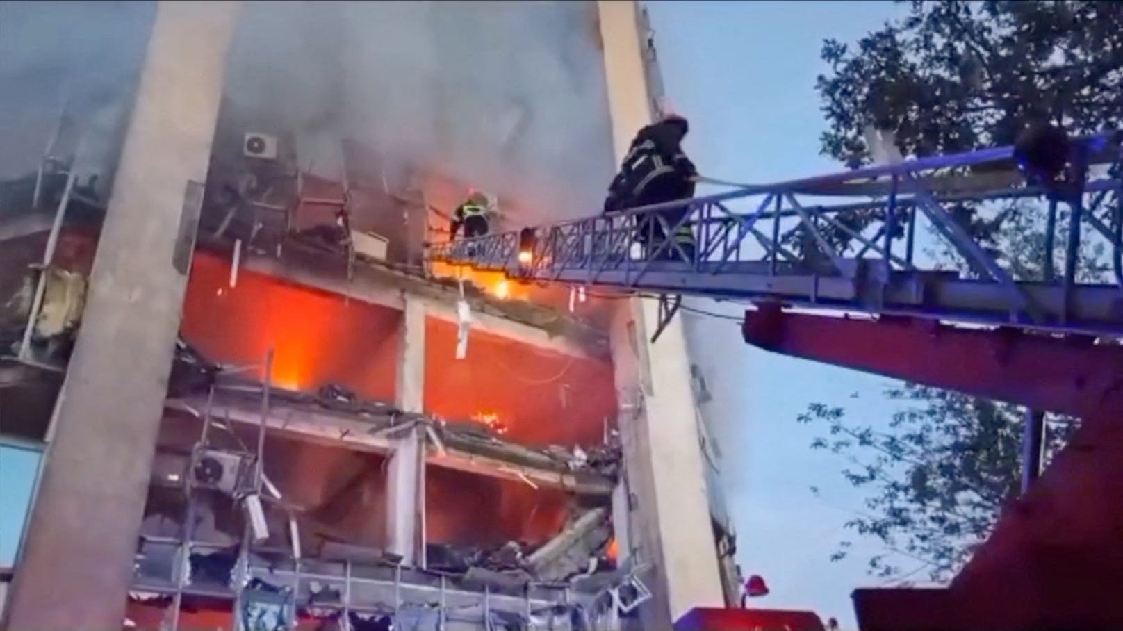 Ukrainische Feuerwehrleute bekämpfen einen Brand infolge eines Drohnenangriffs am 2. August 2023.