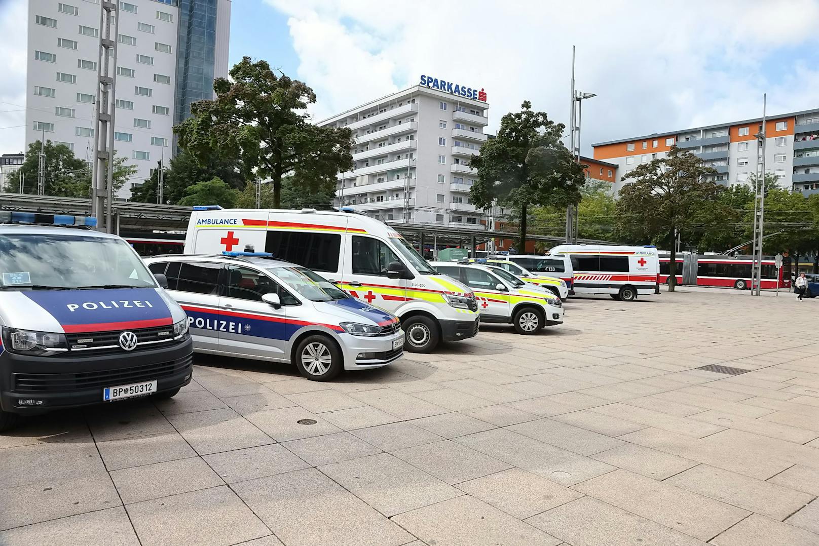 Zu einem Großaufgebot der Einsatzkräfte kam es am Donnerstag am Hauptbahnhof in Salzburg. Ein herrenloser Koffer wurde am Bahnsteig der Lokalbahn aufgefunden und Bombenalarm ausgelöst.