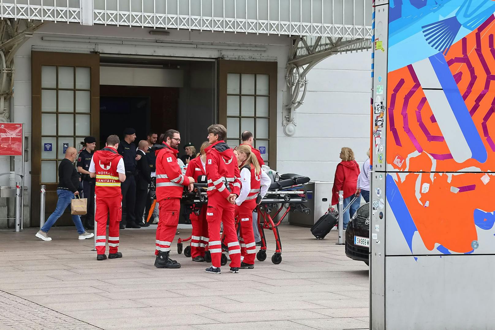 Zu einem Großaufgebot der Einsatzkräfte kam es am Donnerstag am Hauptbahnhof in Salzburg. Ein herrenloser Koffer wurde am Bahnsteig der Lokalbahn aufgefunden und Bombenalarm ausgelöst.