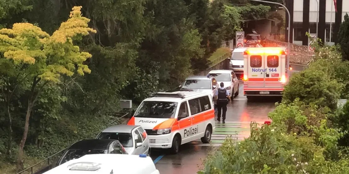 Die Einsatzkräfte fanden damals zwei verletzte Frauen und einen schwerverletzten Mann.