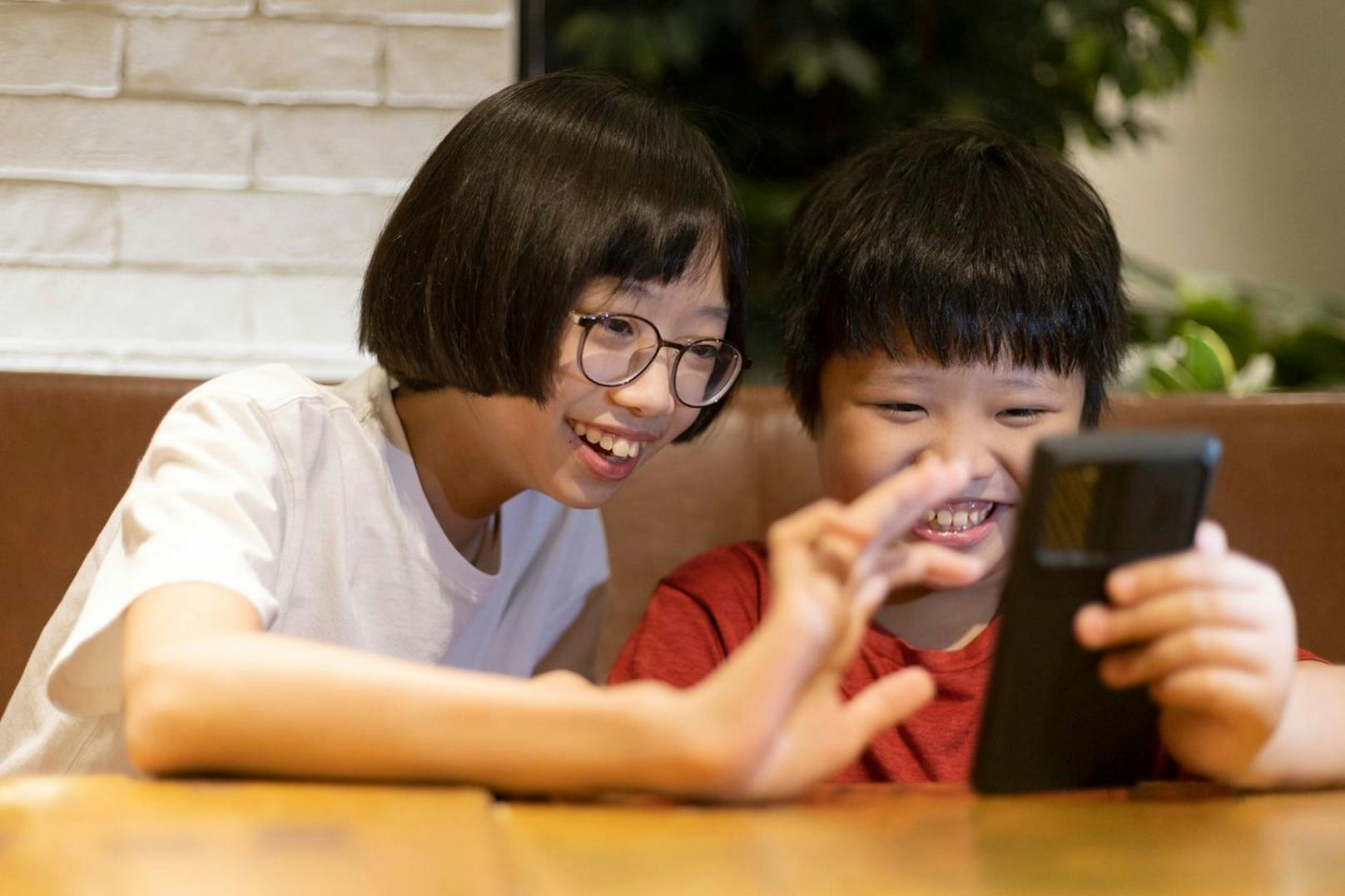 Auf Vorschlag der chinesischen Internetaufsichtsbehörde sollen Smartphone-Hersteller, Apps und App-Stores verpflichtet werden, einen "Minderjährigen-Modus" anzubieten.